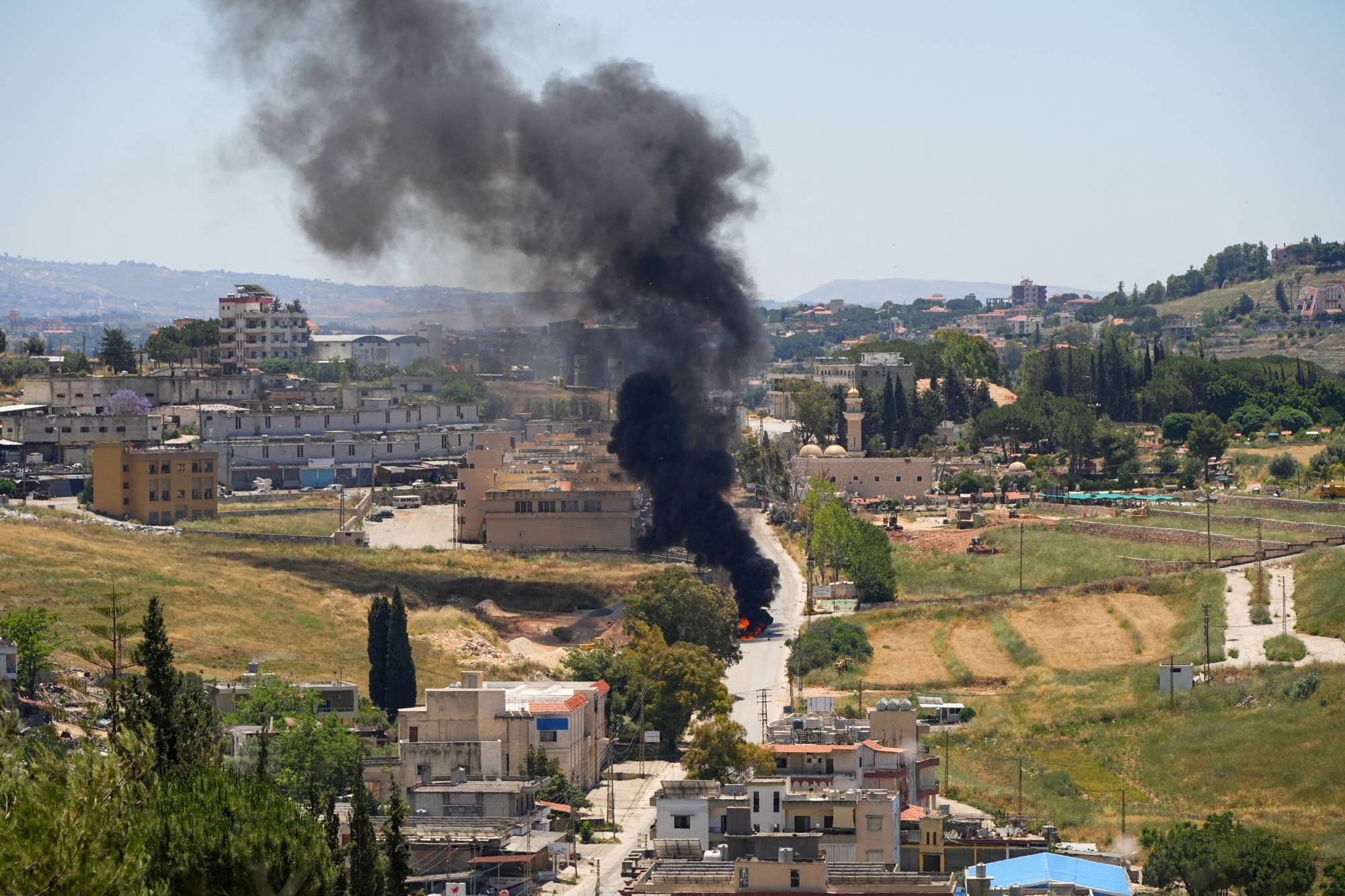 Lübnan'ın güneyindeki Nabatiye kentinde İsrail İHA’larının bombalanan bir araçtan duman yükseliyor (Reuters)