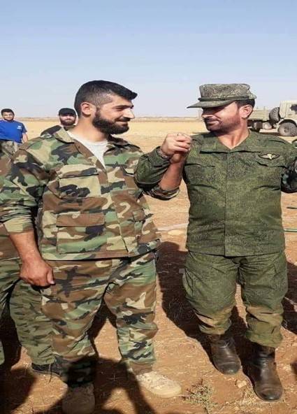 Suriye Arap Ordusu Özel Kuvvetleri'nin eski komutanı Suheyl el-Hasan, birliklerinden birinin komutanı Sari Kasım ile birlikte (Suriye Devrimi Arşivi)