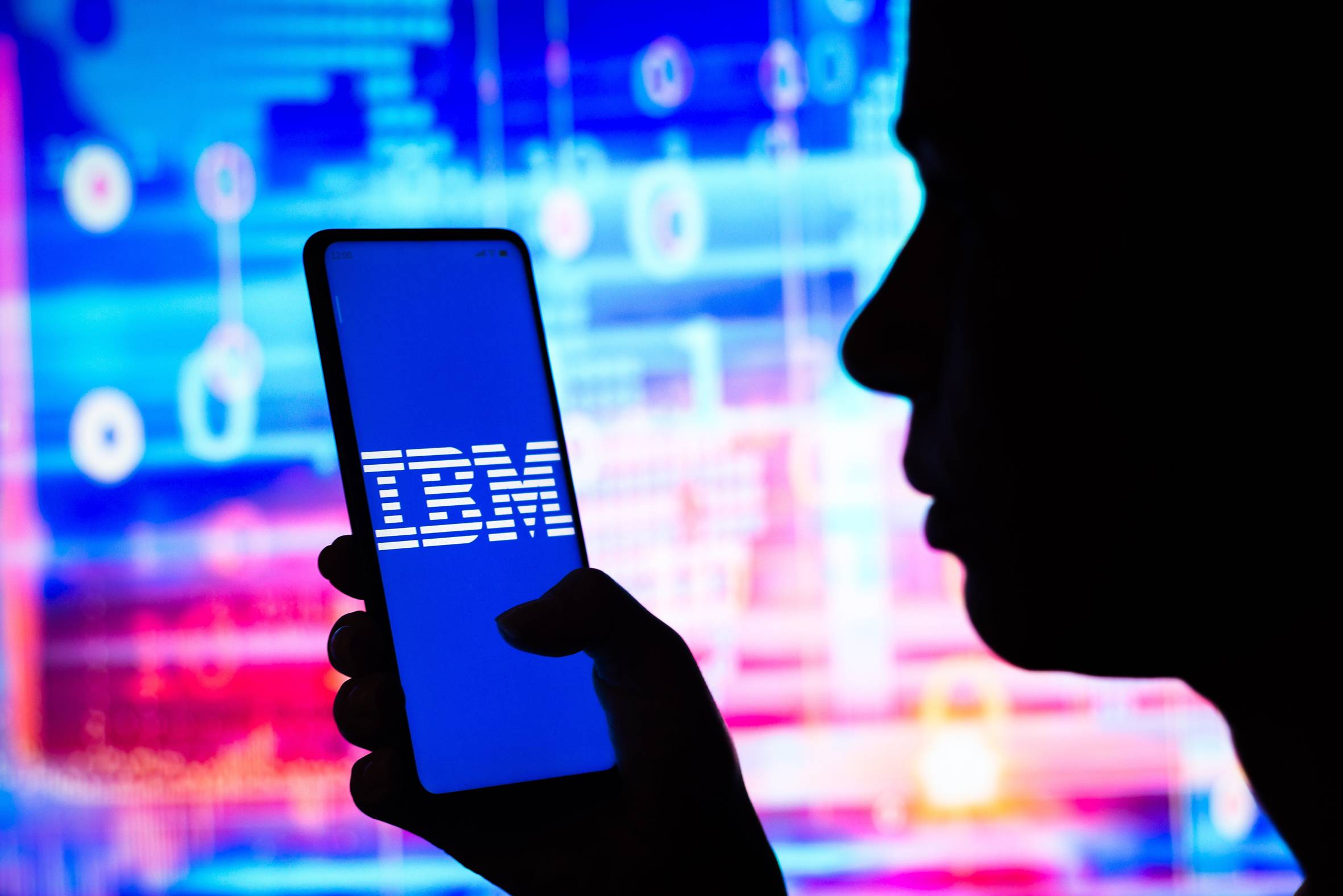  IBM, yapay zekadan gerçek bir değer elde etmenin temel unsurlarının insan becerileri ve sistemlere duyulan güven olduğunu vurguluyor. (Shutterstock)