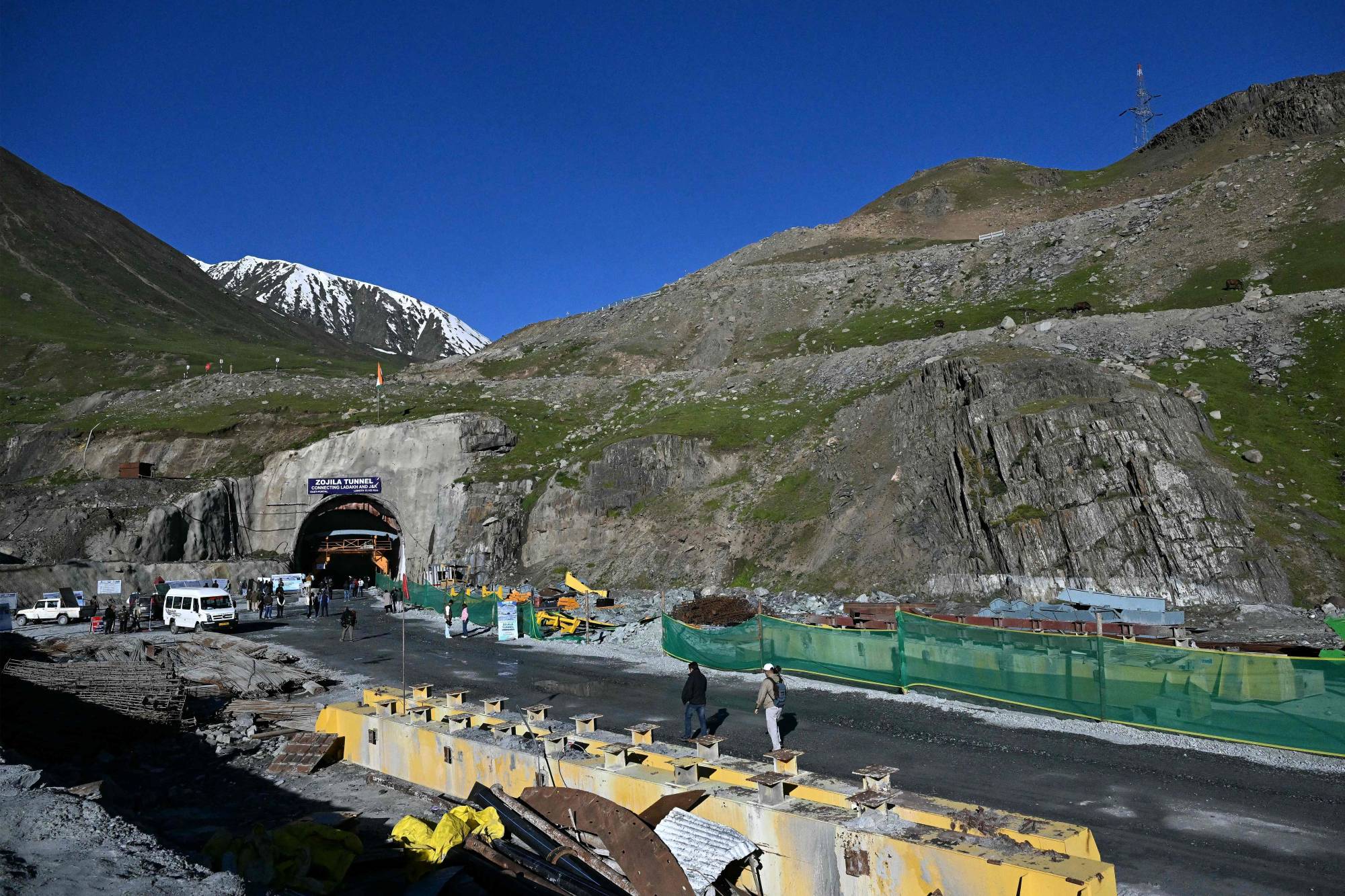 Gazeteciler, Hindistan'ın en uzun karayolu tüneli olan ve Jammu ve Keşmir eyaletini Ladakh bölgesiyle bağlayan Zojila Tüneli'nin içinde yürüyor (AFP)