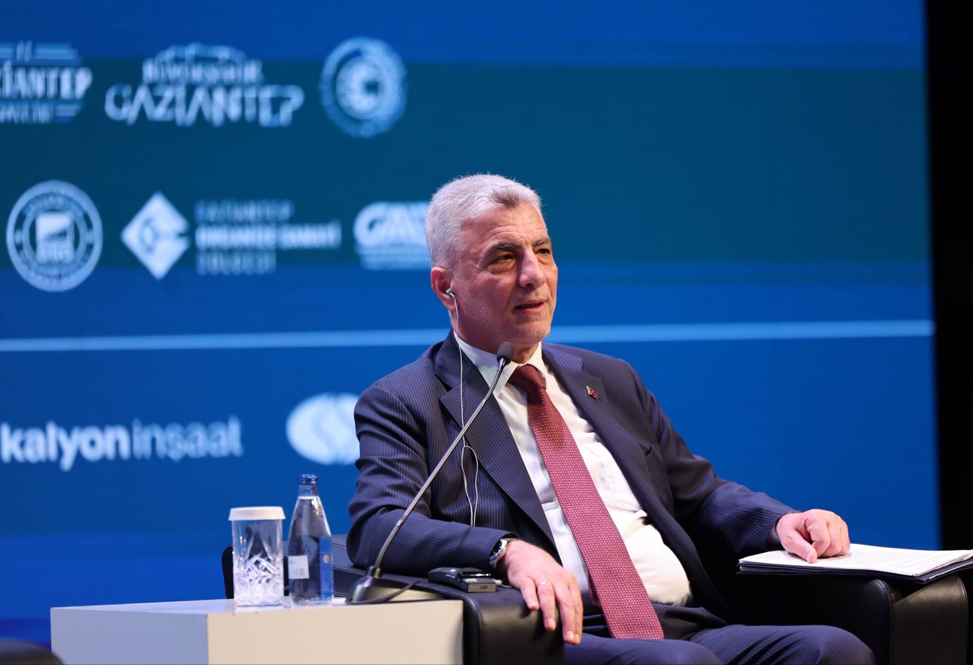 Türkiye Ticaret Bakanı Ömer Polat, Gaziantep'te düzenlenen "Şehir Ekonomileri Zirvesi"ndeki bir oturumda konuşuyor (X)