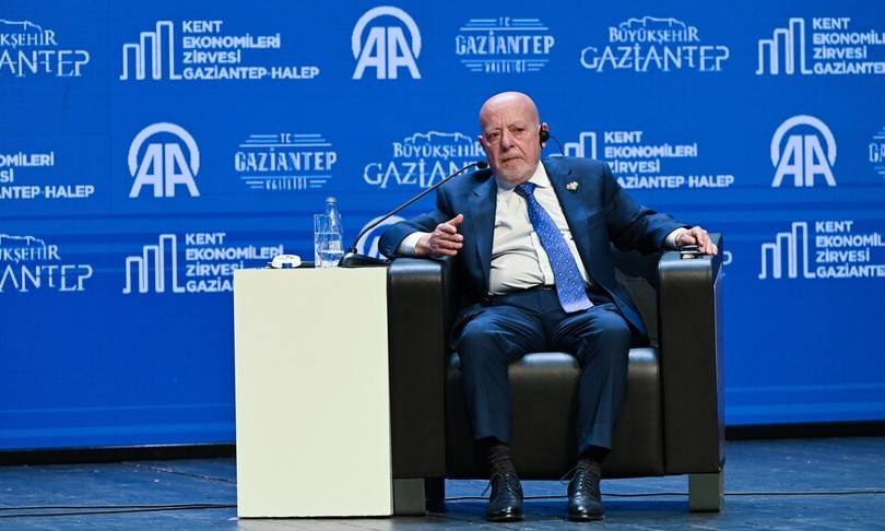 Suriye Ekonomi ve Sanayi Bakanı Muhammed Nidal el-Şaar, Gaziantep'te düzenlenen "Anadolu Şehir Ekonomileri Zirvesi"ndeki bir oturumda konuşuyor (Türk medyası)