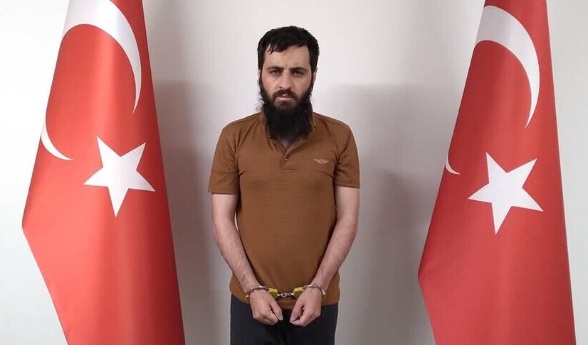 Türk istihbaratının yayınladığı bir fotoğrafta, geçtiğimiz mayıs ayında Suriye’de yakalanıp Türkiye’ye getirilen DEAŞ üyesi Ömer Deniz Dündar görülüyor.
