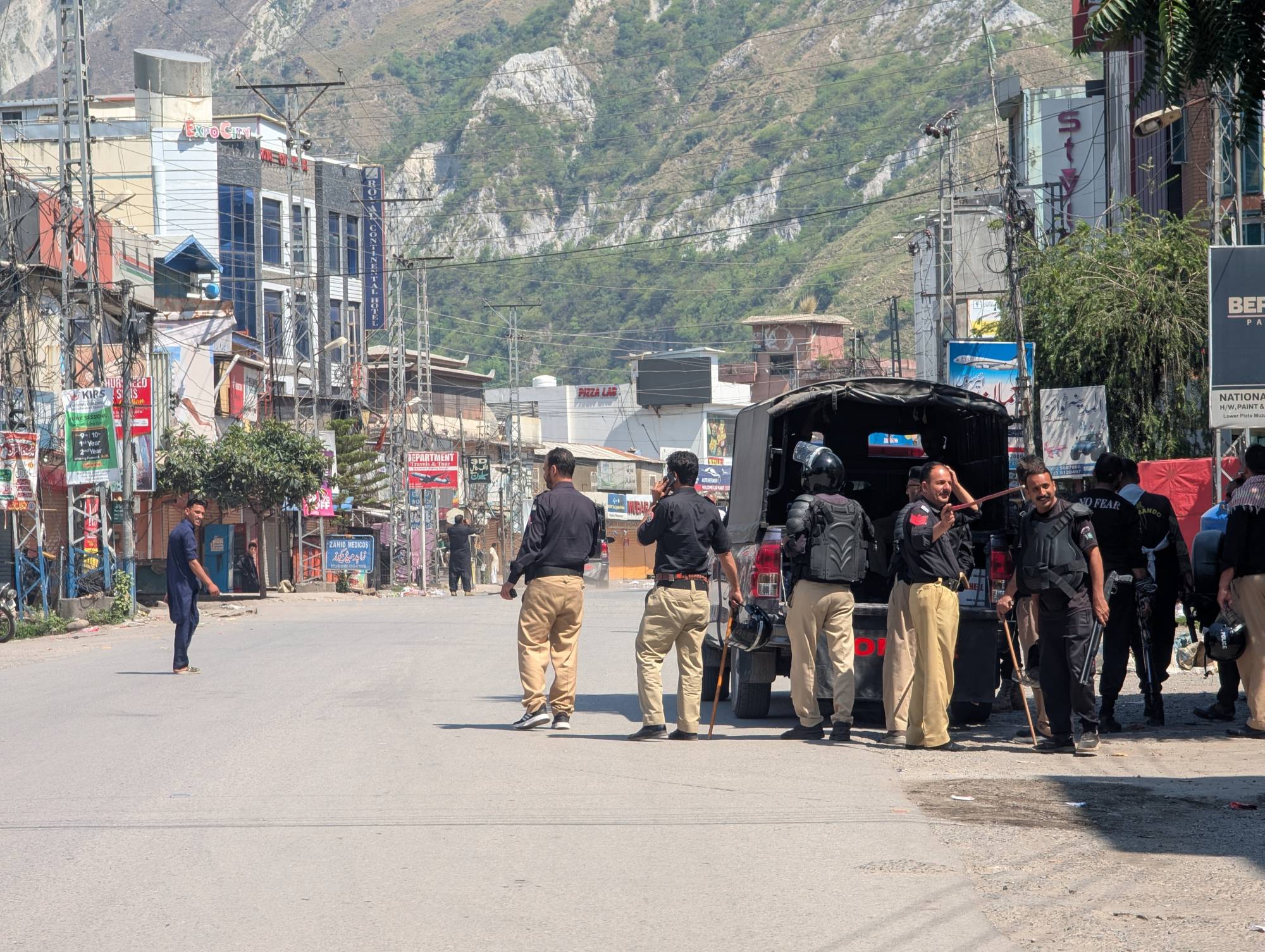 Pakistanlı güvenlik personeli, 9 Haziran 2026'da Pakistan yönetimindeki Keşmir'in Muzaffarabad kentinde bir grev sırasında (EPA).