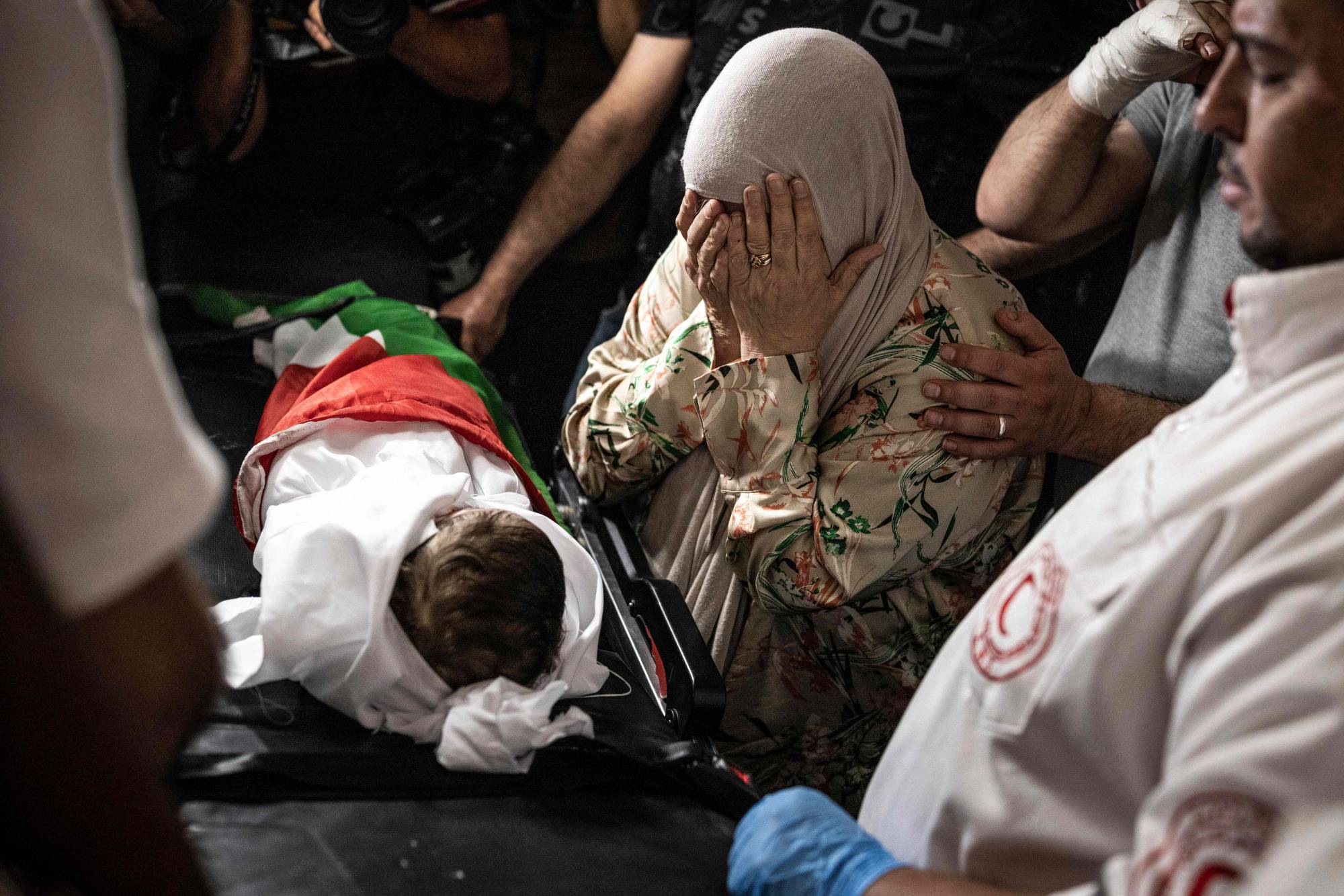 Feryal Ebu Heykel, el Halil’de İsrail işgal askerleri tarafından öldürülen 7 aylık torunu Sam'e veda ediyor (AP)