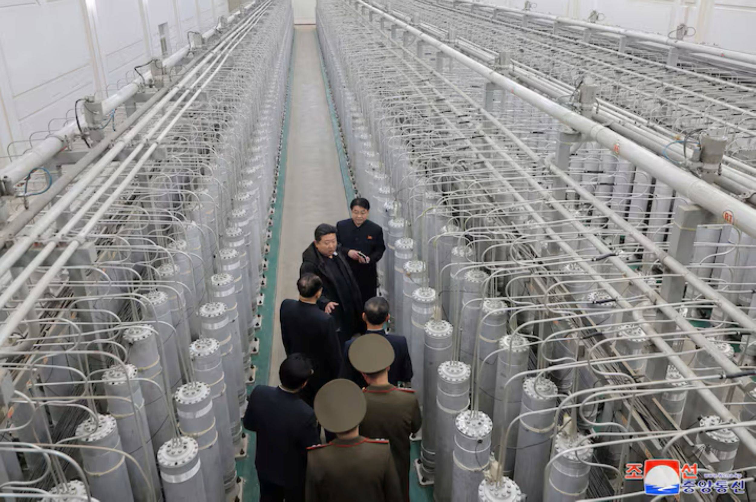 Kuzey Kore lideri Kim Jong-un bir nükleer tesisi inceliyor. (Reuters)