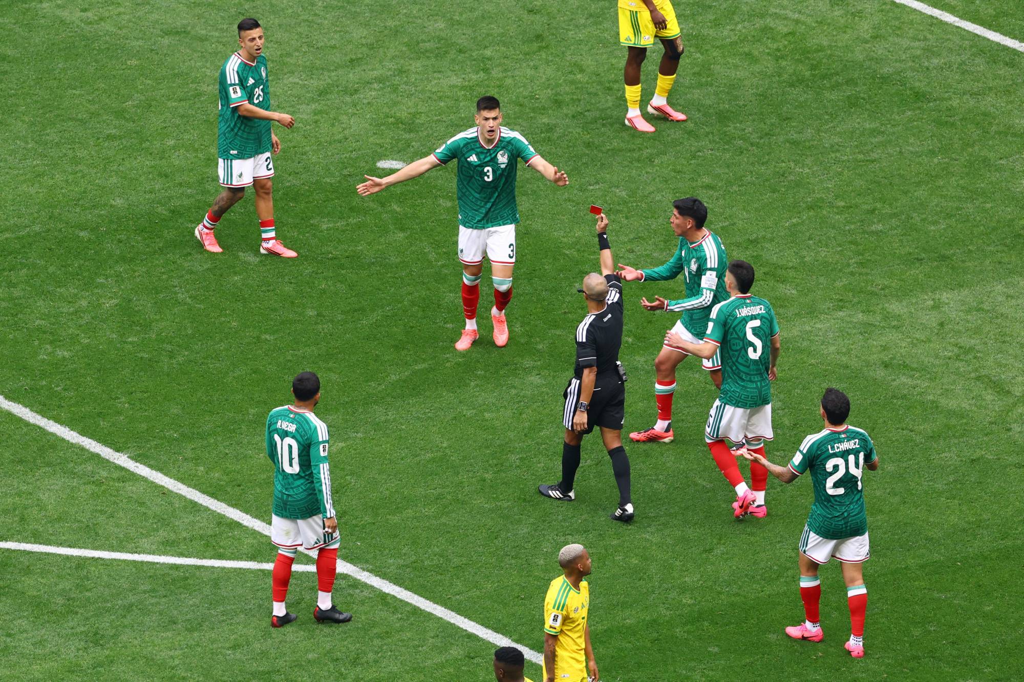 Meksikalı futbolcu Cesar Montes, hakem Wilton Pereira'dan kırmızı kart gördükten sonra tepki gösteriyor (Reuters)