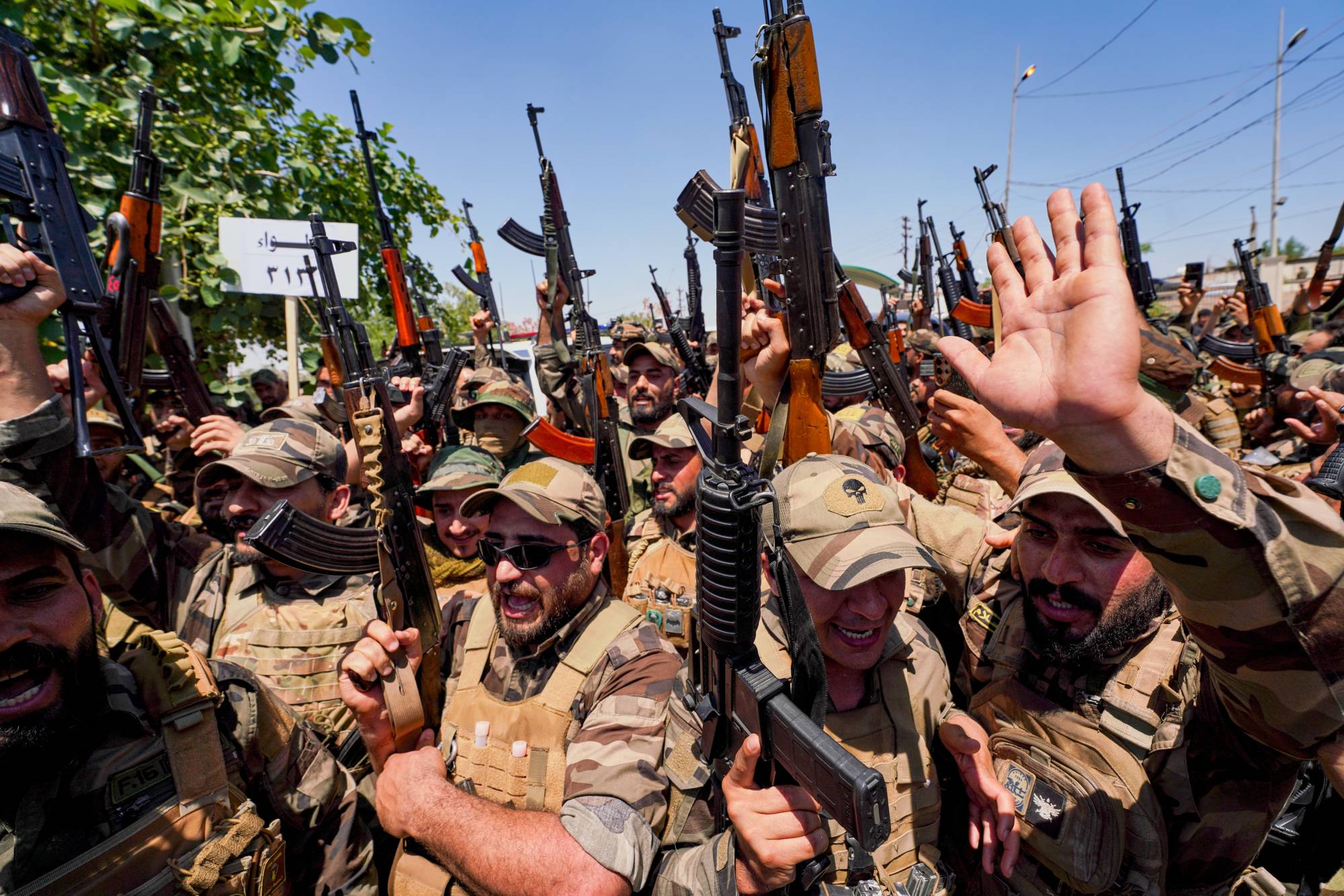 Bağdat’ın kuzeyindeki Samarra’da, Irak devletine entegrasyonlarının başlangıcını simgeleyen tören sırasında Seraya es-Selam üyeleri, 4 Haziran 2026 (AP)