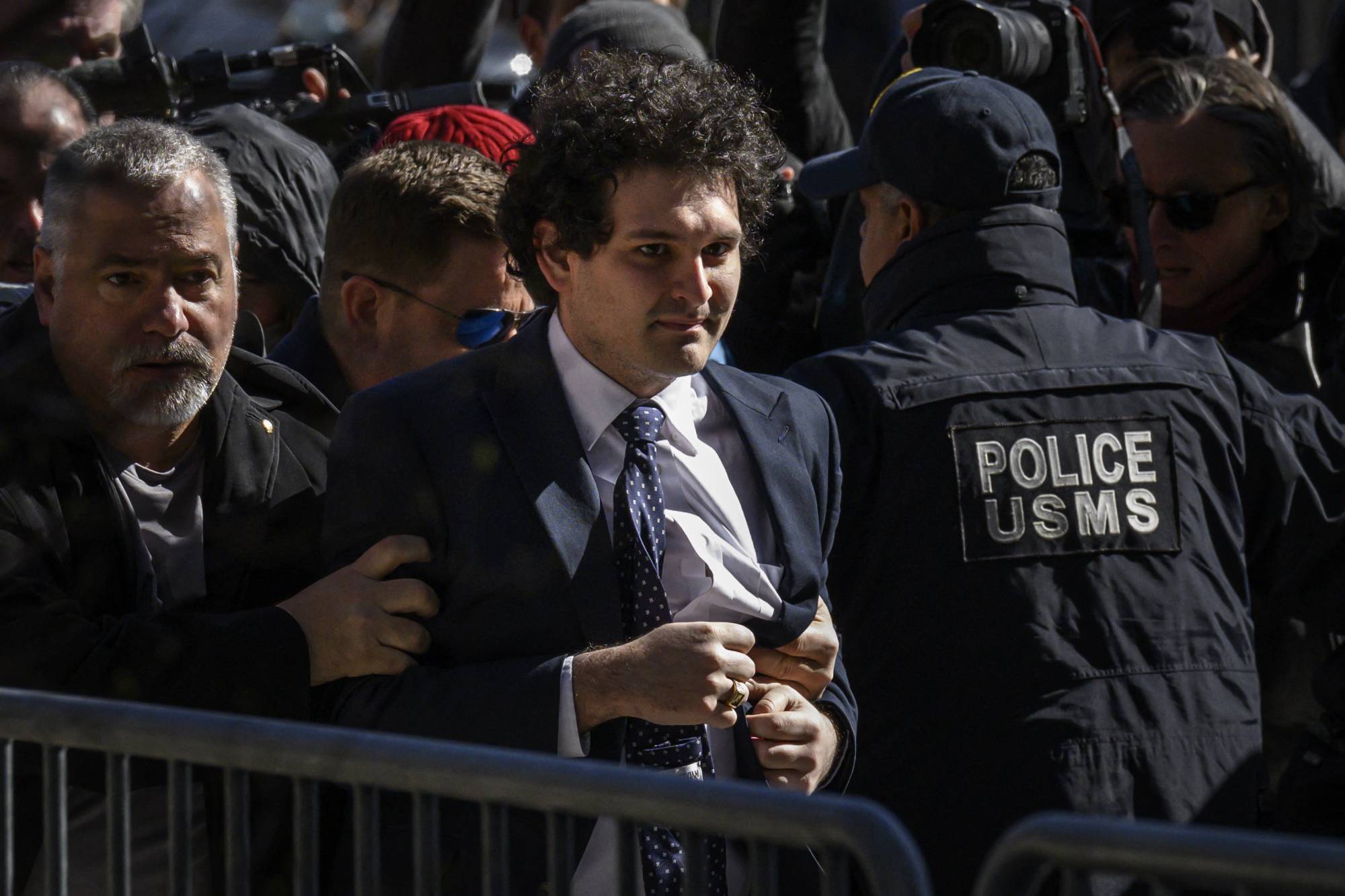 Sam Bankman Fried, 30 Mart 2023'te New York'taki ABD Federal Mahkemesine gelirken (AFP)