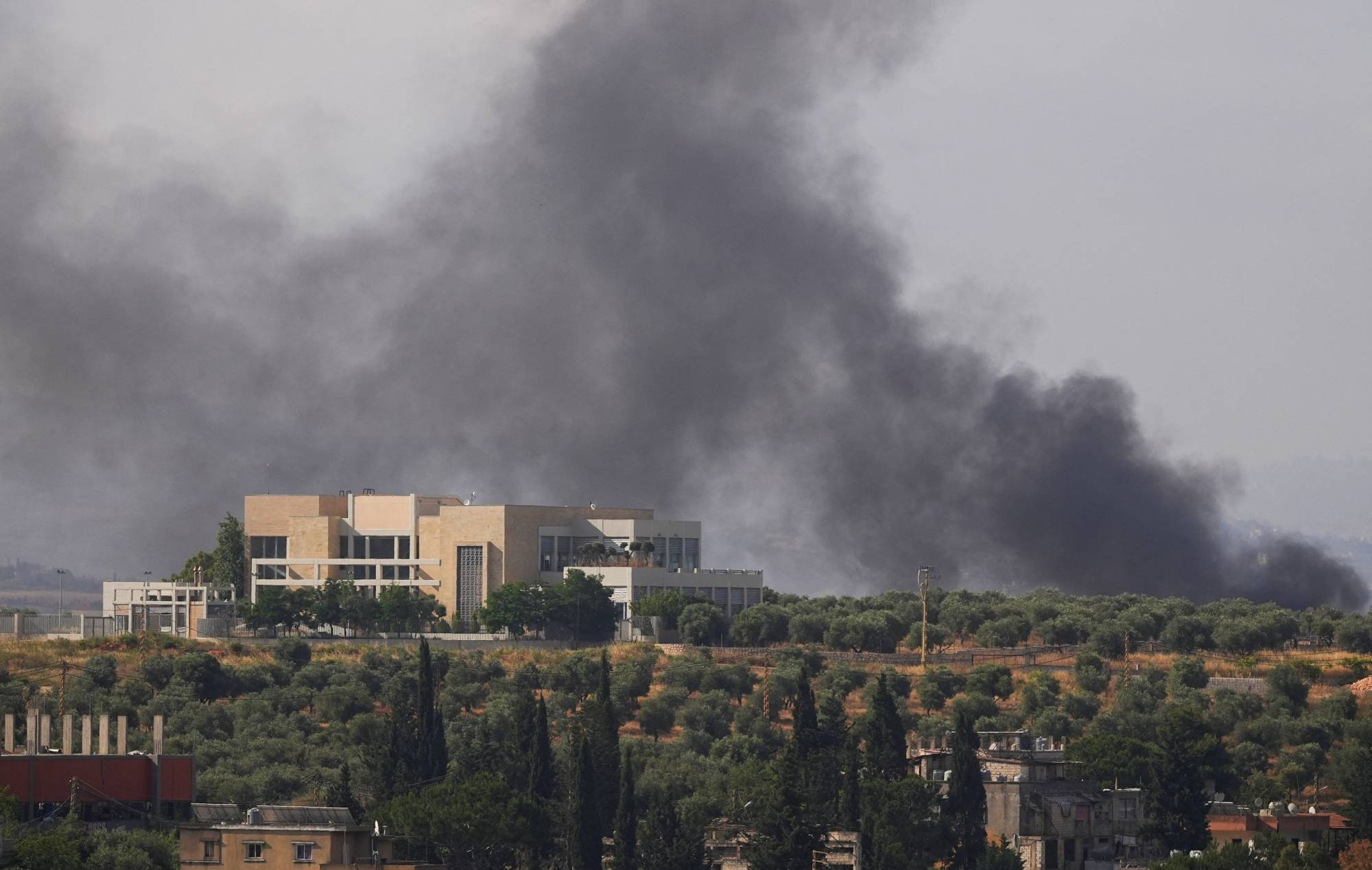 İsrail'in Lübnan'ın güneyindeki Nabatiye kenti civarına yaptığı bombardıman (Reuters)