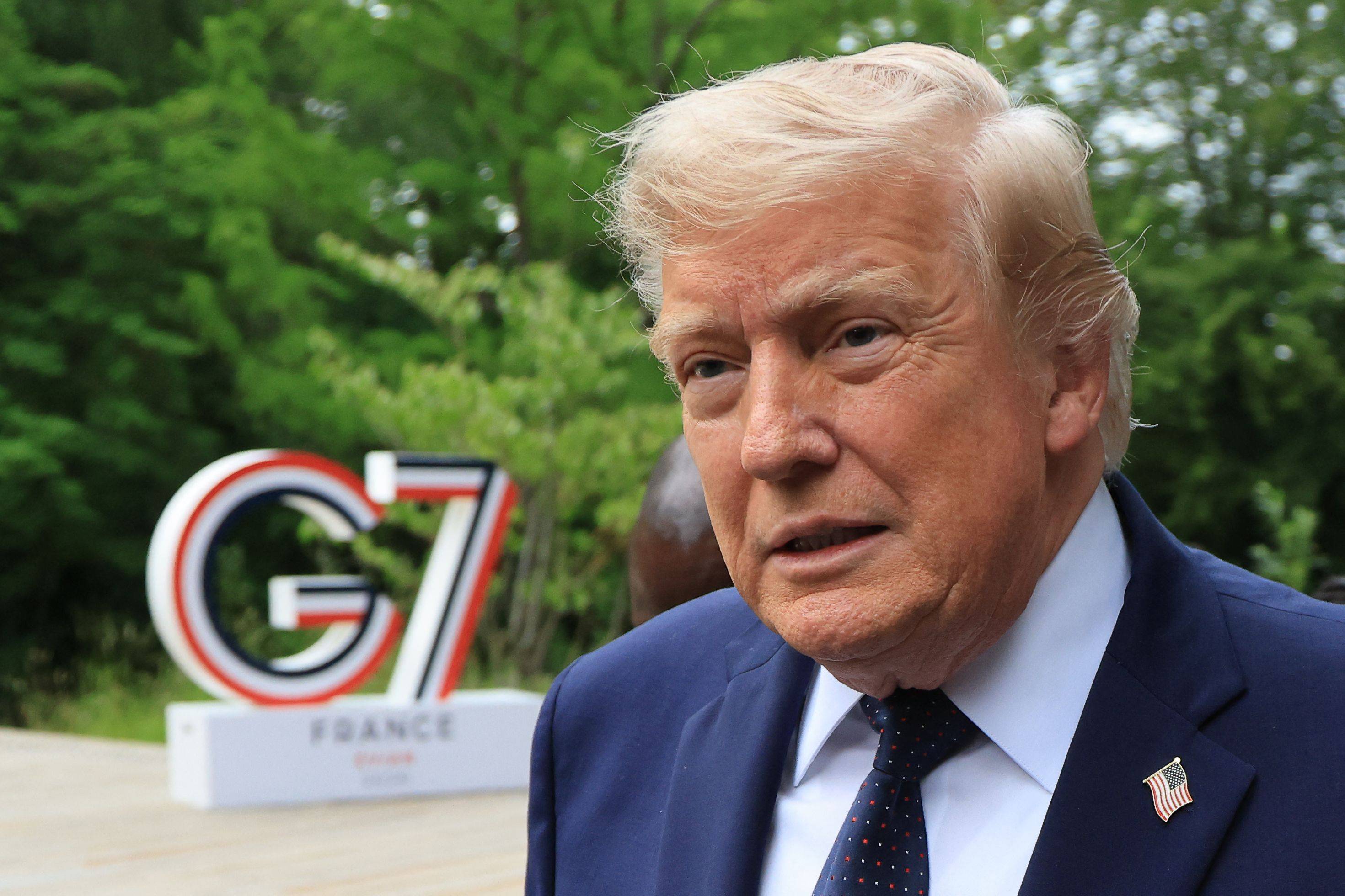 ABD Başkanı Donald Trump, Evian'daki G7 zirvesinde görkemli bir akşam yemeğinden önce bir müzik performansına katılmak üzere geldi (AFP).