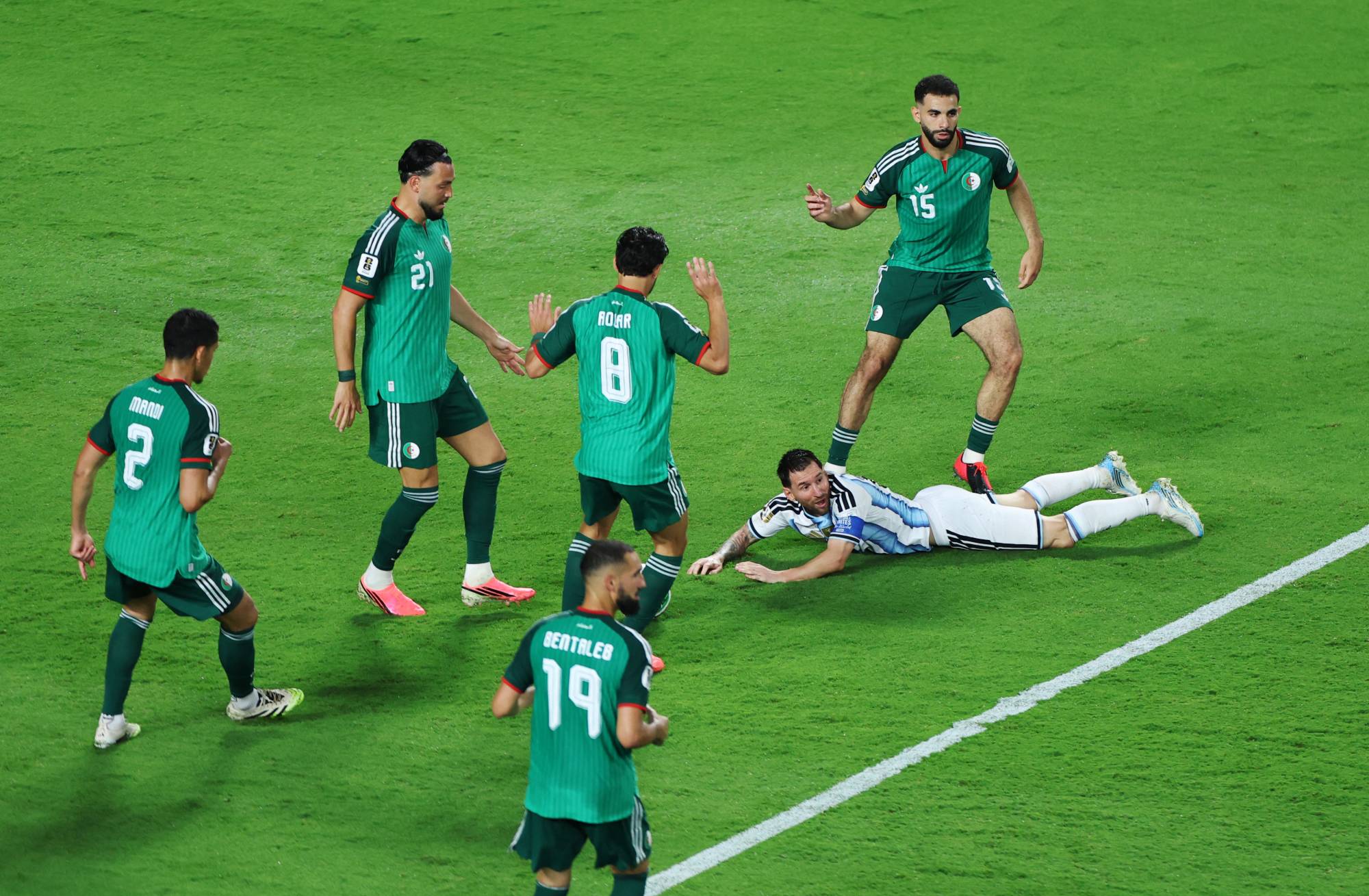Messi, ataklardan birinde yere düşüyor (Reuters)
