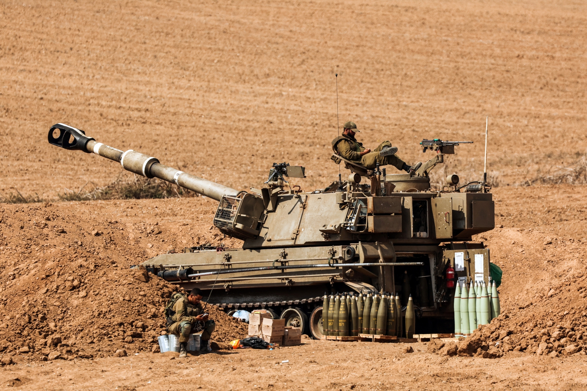 Foto: 12 Ekim 2023’te İsrail-Gazze Şeridi sınırı yakınlarında bir tankın üzerinde oturan İsrailli bir asker (Reuters)