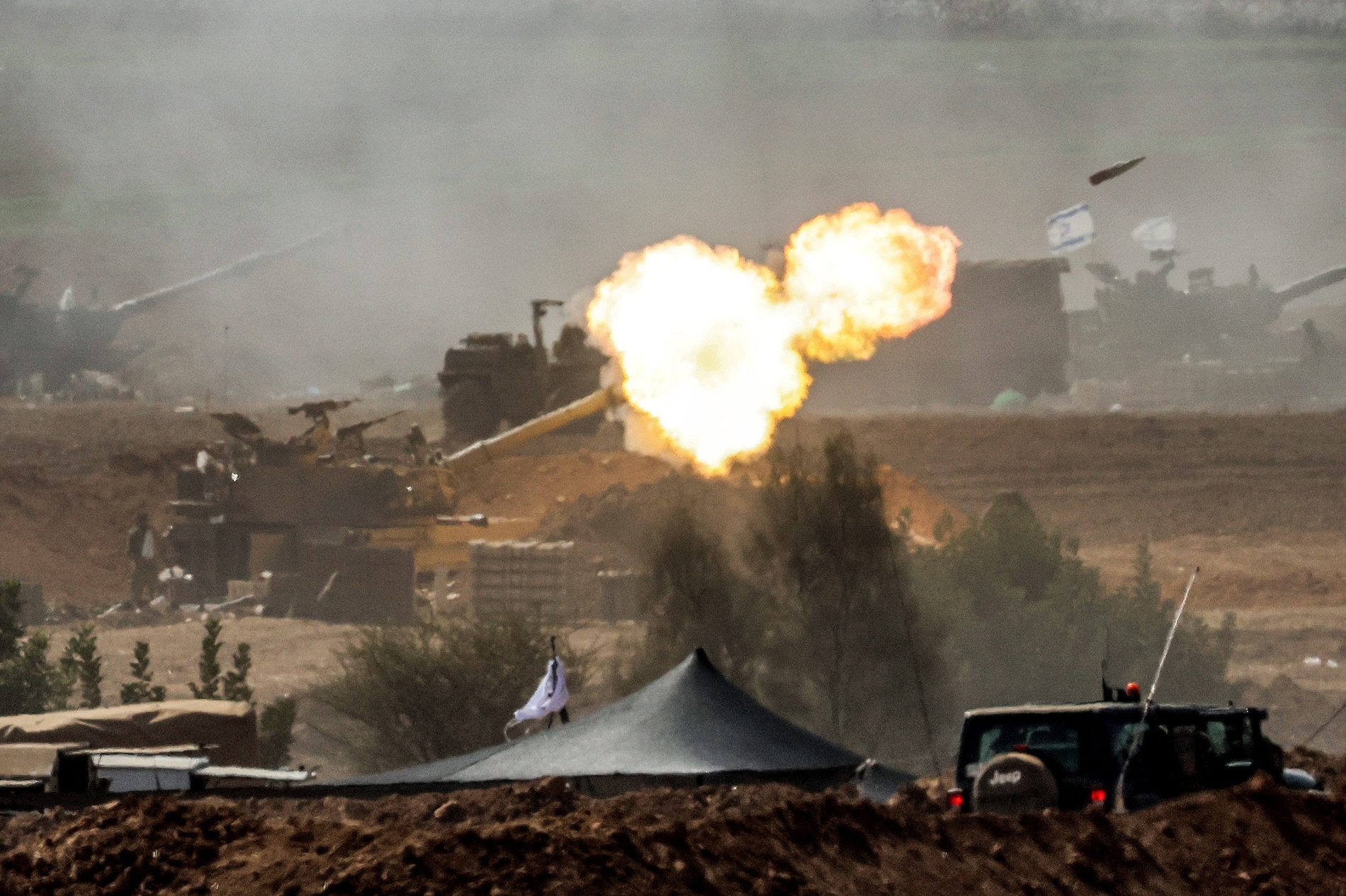 Foto: 12 Ekim 2023’te İsrail’in güneyindeki Gazze sınırı yakınlarında bir İsrail topçusu top mermileri atıyor (AFP)