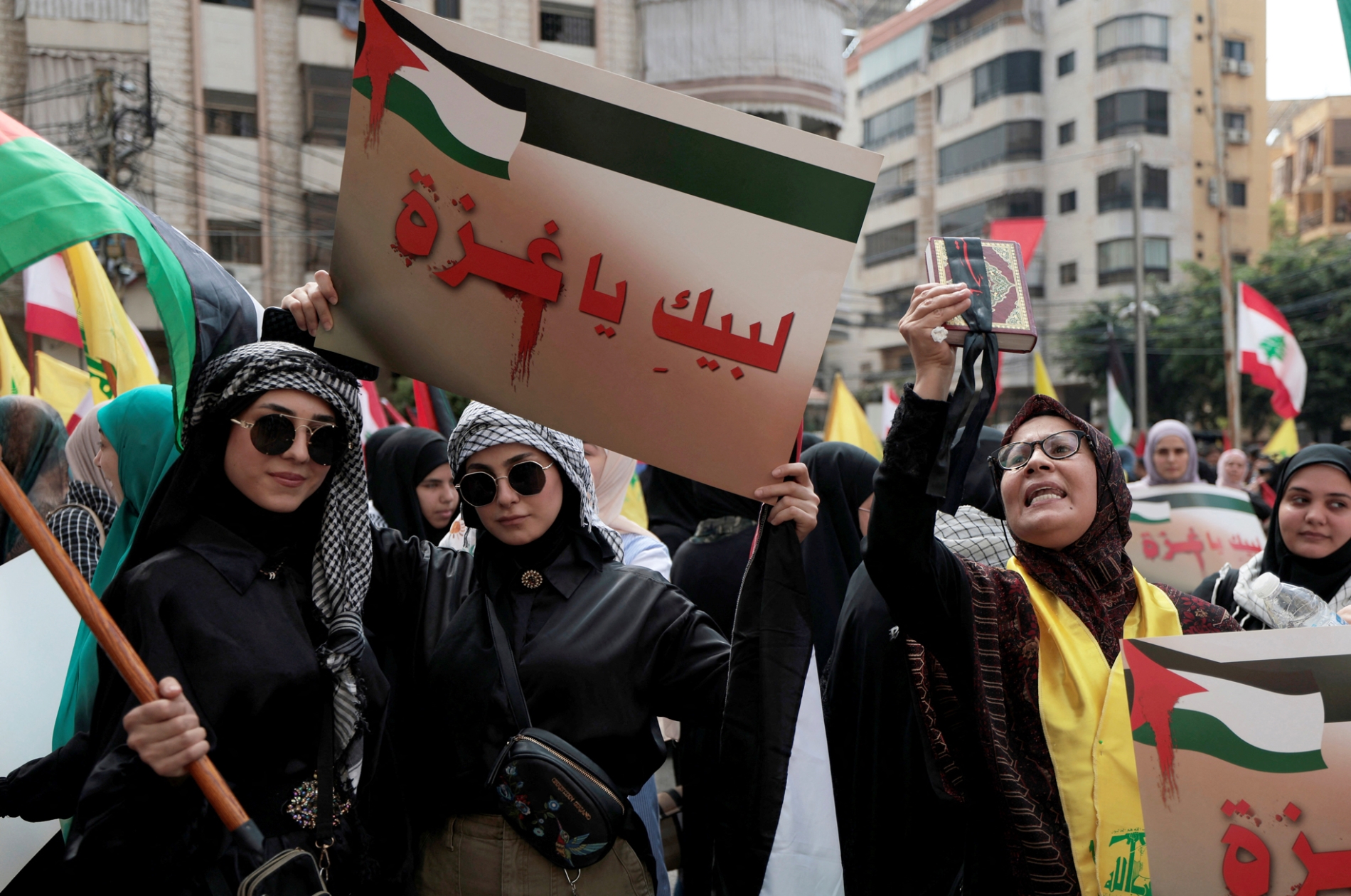 Fotoğraf Altı: Beyrut’taki Hizbullah destekçileri 13 Ekim 2023’te, Gazze’deki Filistinlileri desteklemek için yürüyüş düzenledi. (Reuters)