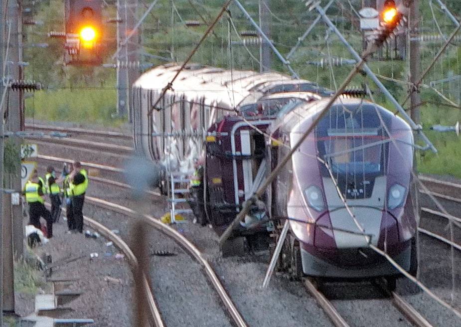 İngiltere'nin Bedford kenti yakınlarında meydana gelen tren kazasının olay yerinde acil servis ekipleri toplandı (Reuters)