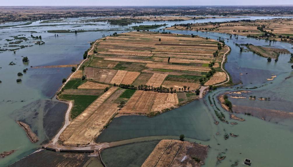  Haziran başında Fırat Nehri'nin taşması sonucu Suriye'nin kuzeydoğusundaki Deyrizor'da geniş alanlar sular altında kaldı (AFP)