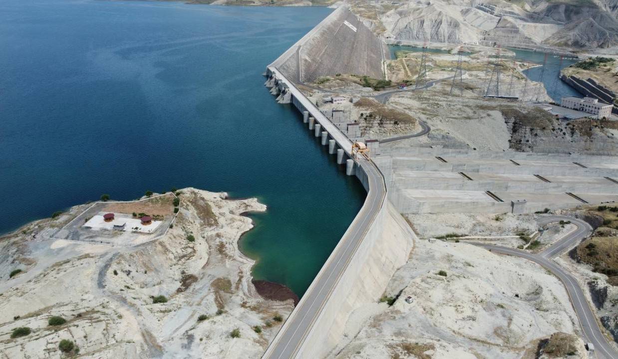Uzmanlar, Güneydoğu Türkiye Kalkınma Projesi kapsamında inşa edilen Ilısu Barajı'nın Irak'ın Dicle Nehri suyundaki payını olumsuz etkilediğini ve %60 oranında azalttığını belirtiyor (Batman İli, Türkiye internet sitesi).