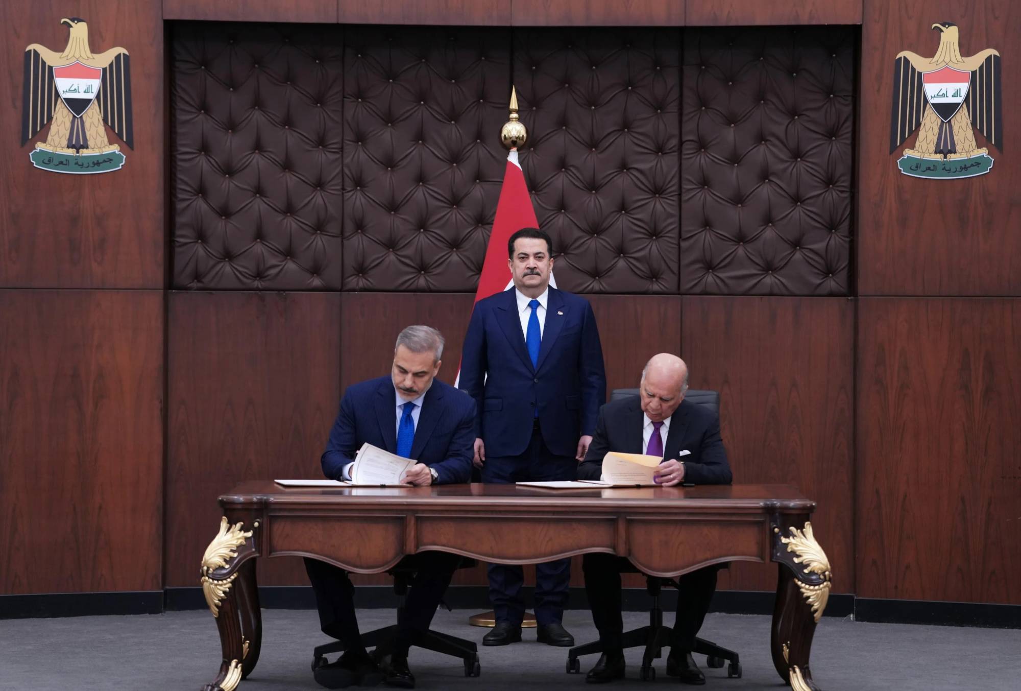  Türkiye Dışişleri Bakanı Hakan Fidan ve Irak Dışişleri Bakanı Fuad Hüseyin, 2 Kasım 2025'te Bağdat'ta eski Başbakan Muhammed Şiya el-Sudani'nin huzurunda su iş birliği mekanizması anlaşmasını imzaladı (Türk Dışişleri Bakanlığı)