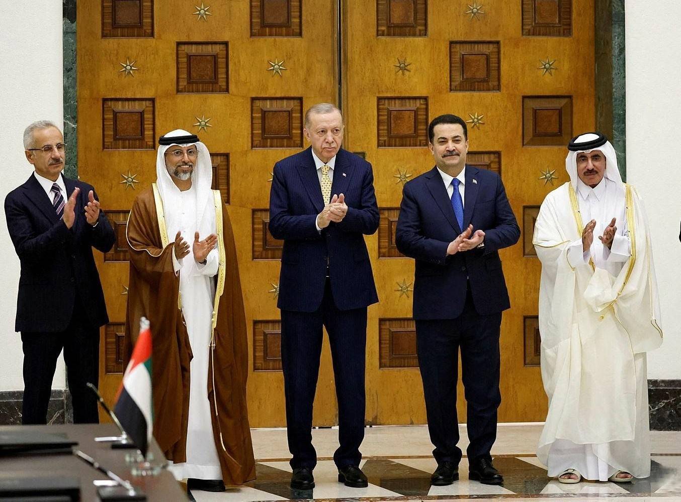 Foto Erdoğan ve eski Irak Başbakanı Muhammed Şiya el-Sudani, 22 Nisan 2024'te Kalkınma Yolu projesiyle ilgili mutabakat zaptının imza töreninde (Türkiye Cumhurbaşkanlığı)