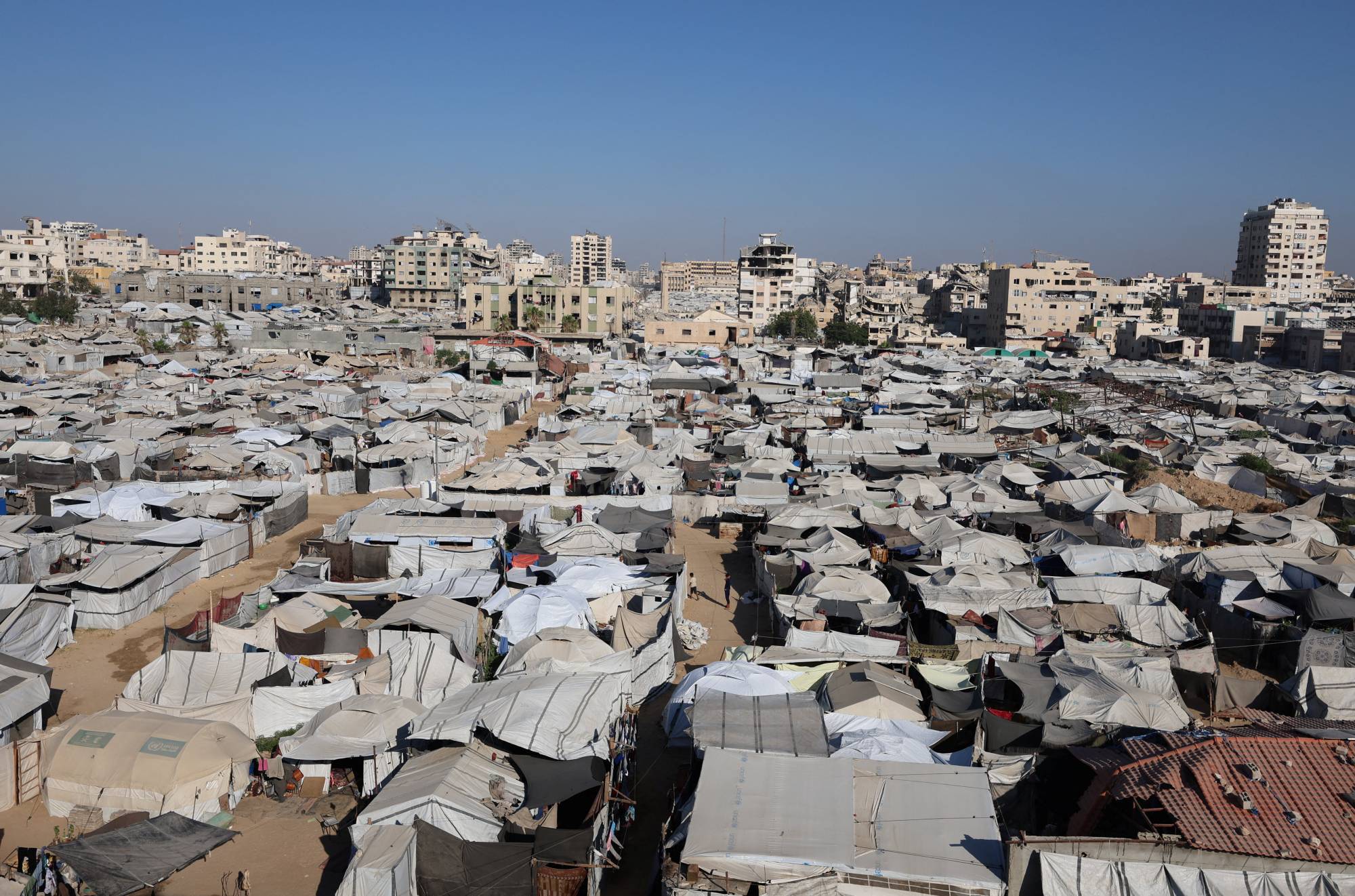 Gazze şehrinde yerinden edilmiş Filistinlilerin çadırları (Reuters)