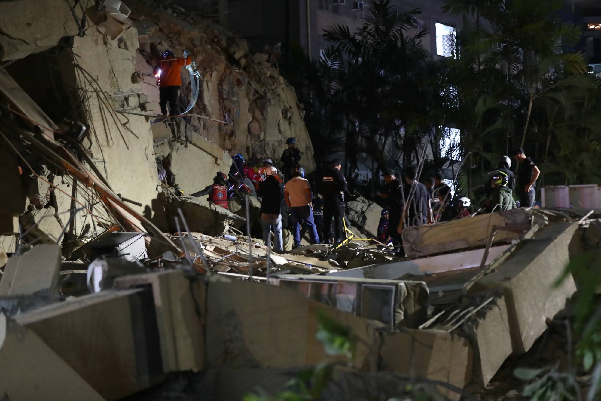  Kurtarma ekipleri, Venezuela'nın kuzey-orta kesimini vuran ve Karakas'ta da yıkıma yol açan Richter ölçeğine göre 7.2 ve 7.5 büyüklüğündeki art arda meydana gelen iki depremin kurbanlarını arıyor (EPA)