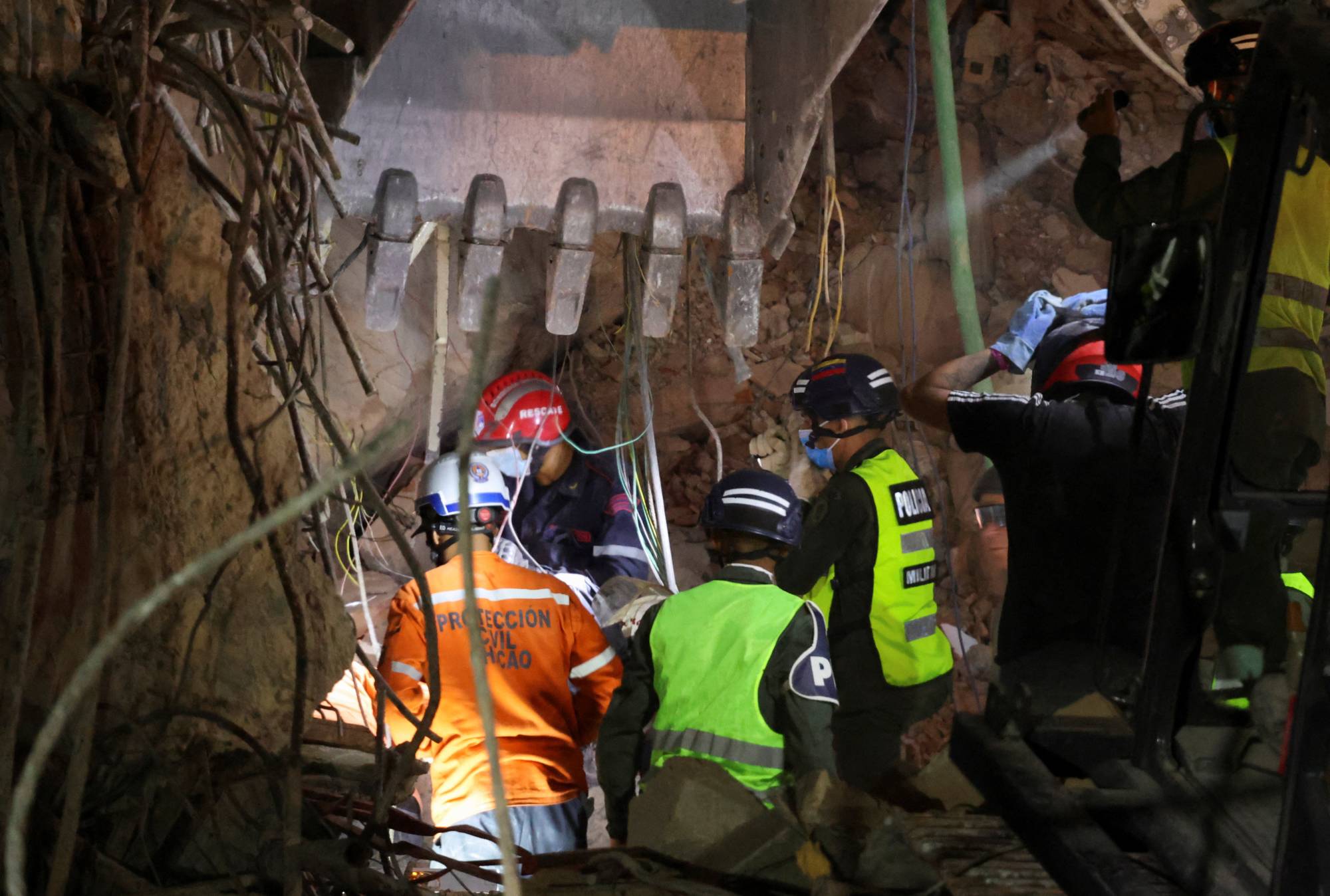 Enkaz altında kurbanları arama çalışmaları devam ediyor (Reuters)
