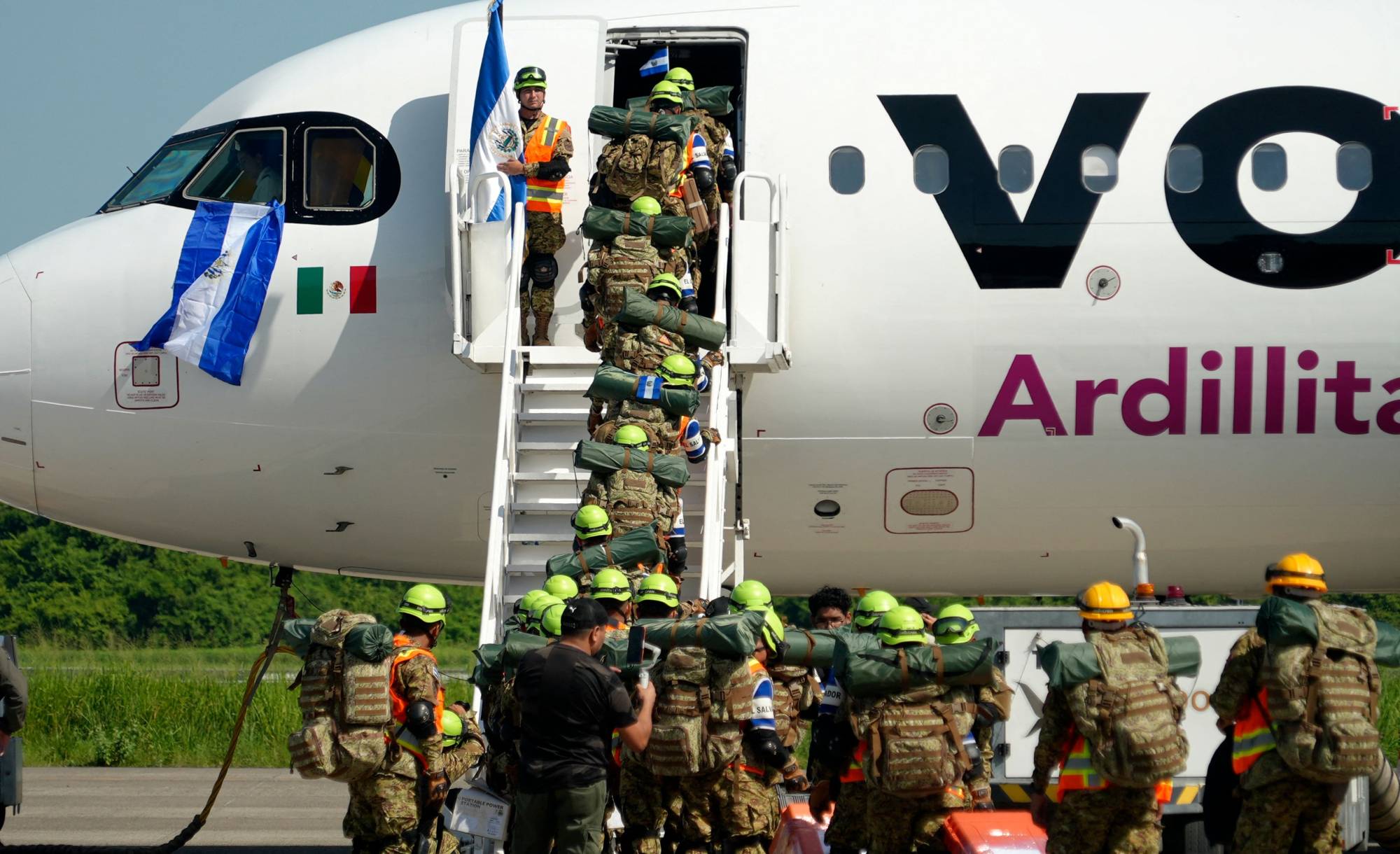  El Salvador ordusu mensupları Venezuela'ya giden bir uçağa biniyor (AFP)