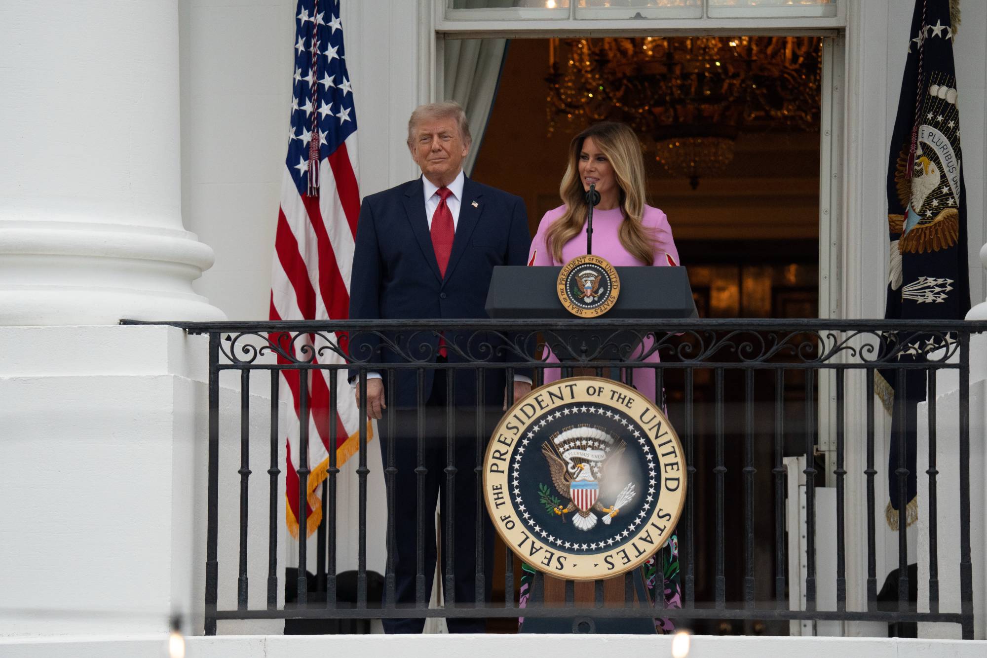 Donald Trump ve eşi Melania, Beyaz Saray'ın balkonlarından birinde (DPA)