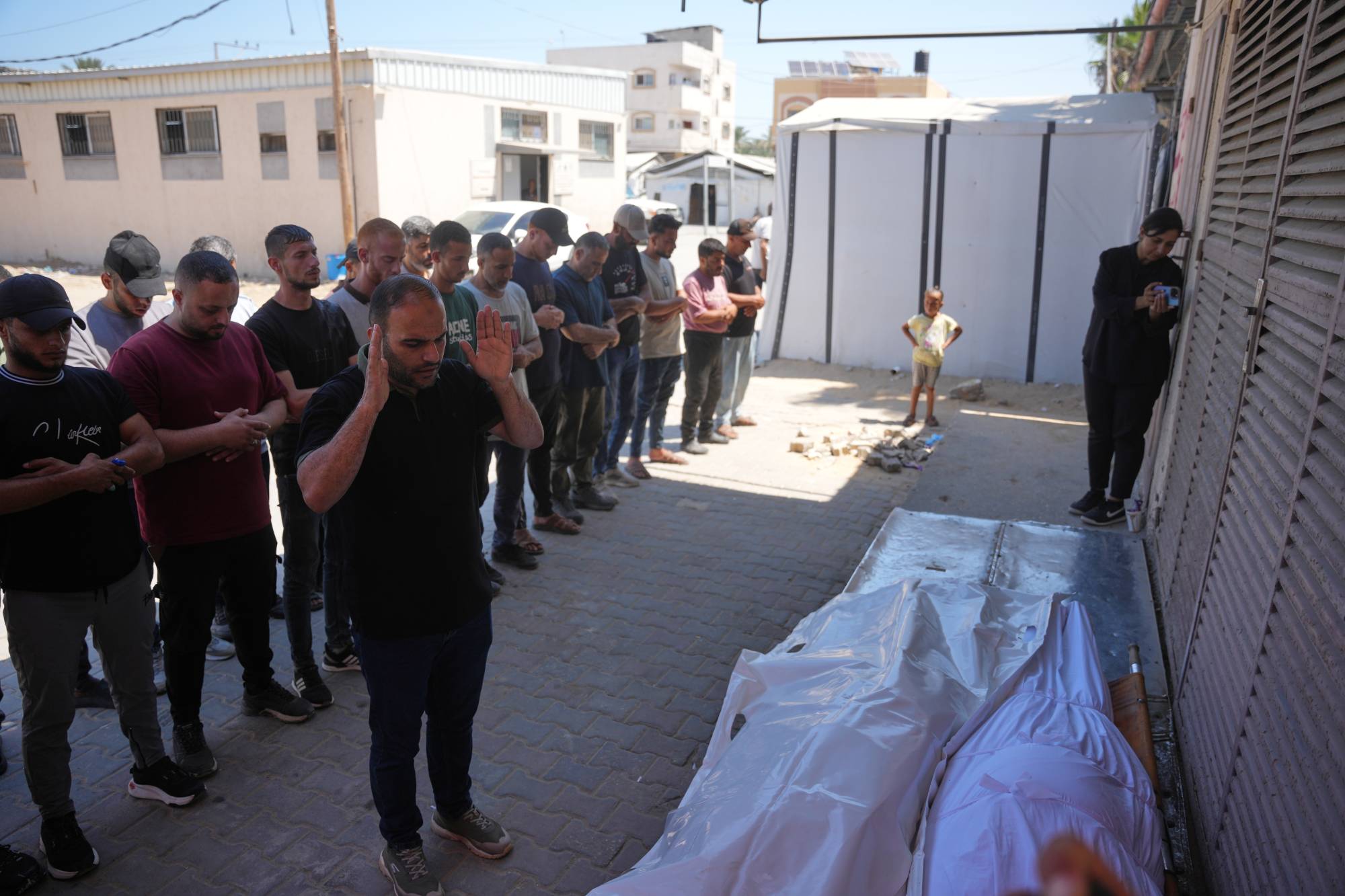 Filistinliler, Maghazi mülteci kampına düzenlenen İsrail hava saldırısında hayatını kaybedenler için yas tuttu (AP)