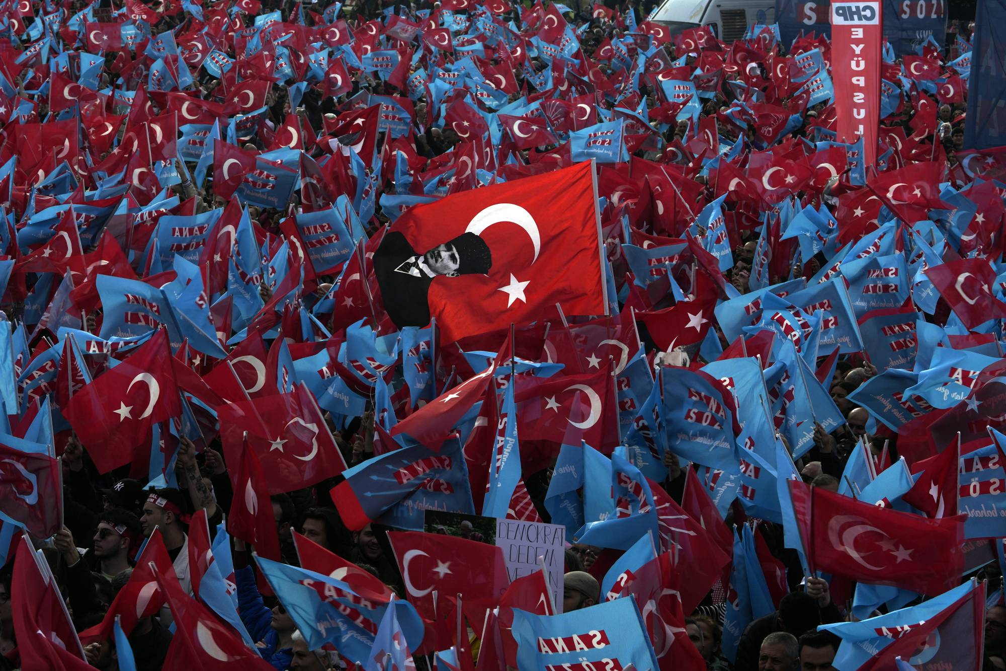 Kılıçdaroğlu taraftarları 6 Mayıs'ta İstanbul'da (AP)