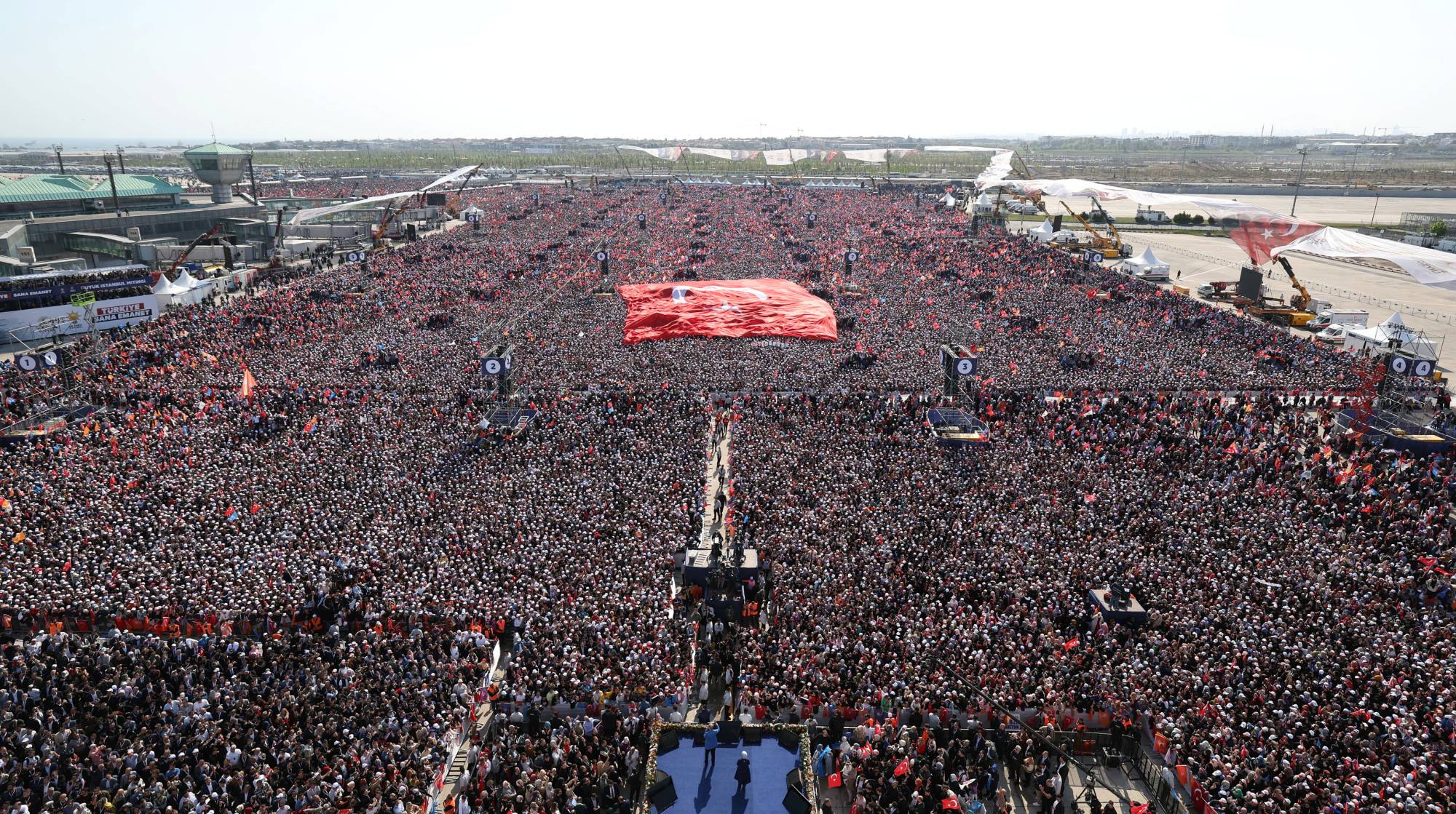Erdoğan'ın destekçilerinden oluşan kalabalık 7 Mayıs'ta İstanbul'da (Reuters)