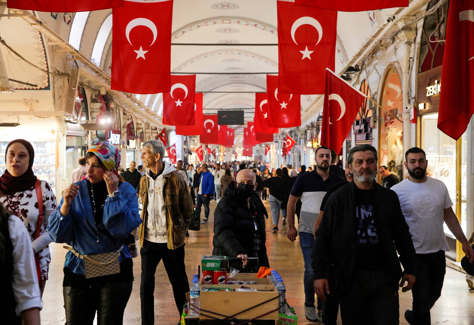 İstanbul’da bir çarşıda alışveriş yapanlar (Reuters)
