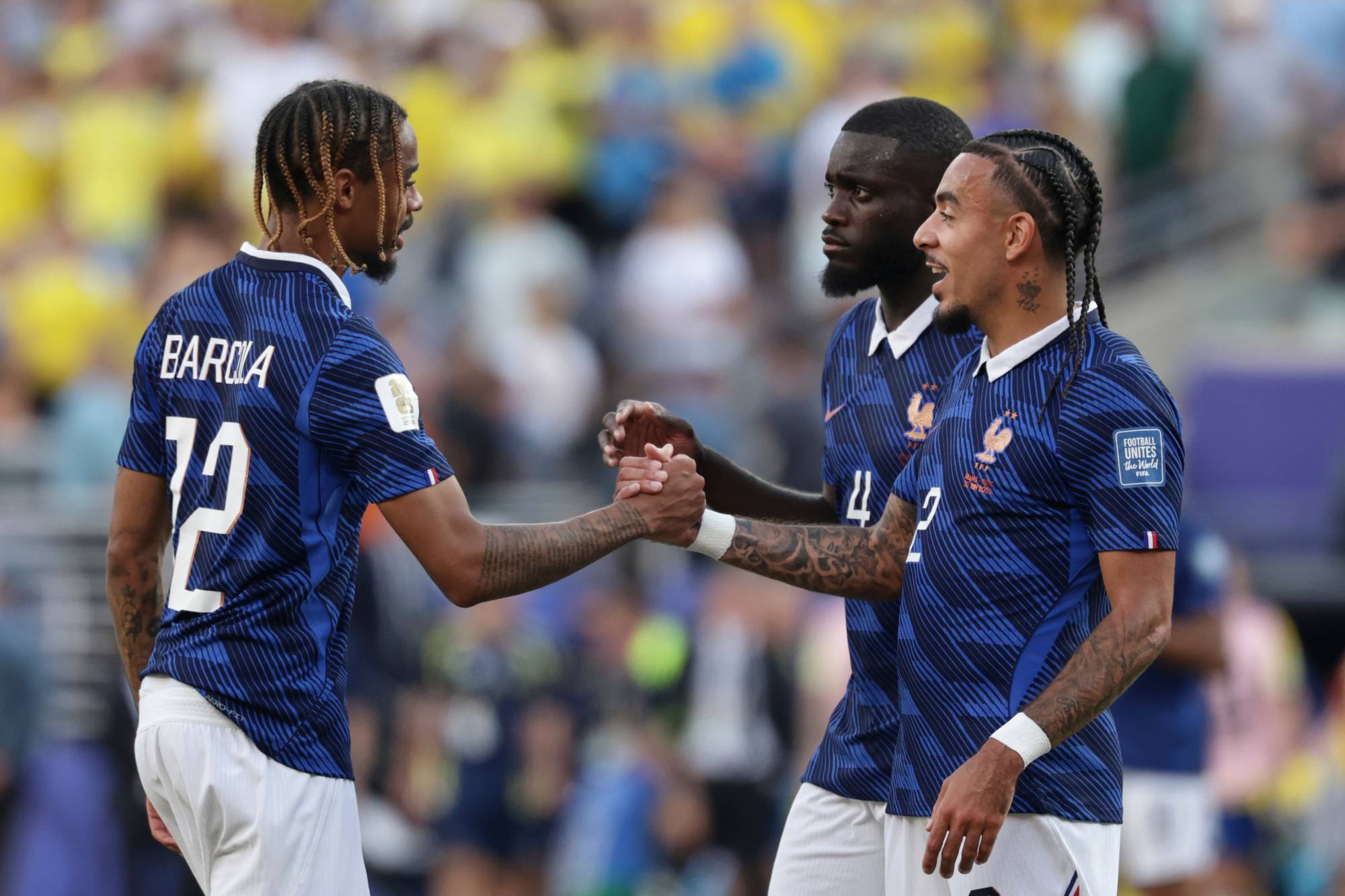   Fransa oyuncuları Bradley Barcola'yı attığı gol için tebrik ediyor (AP)