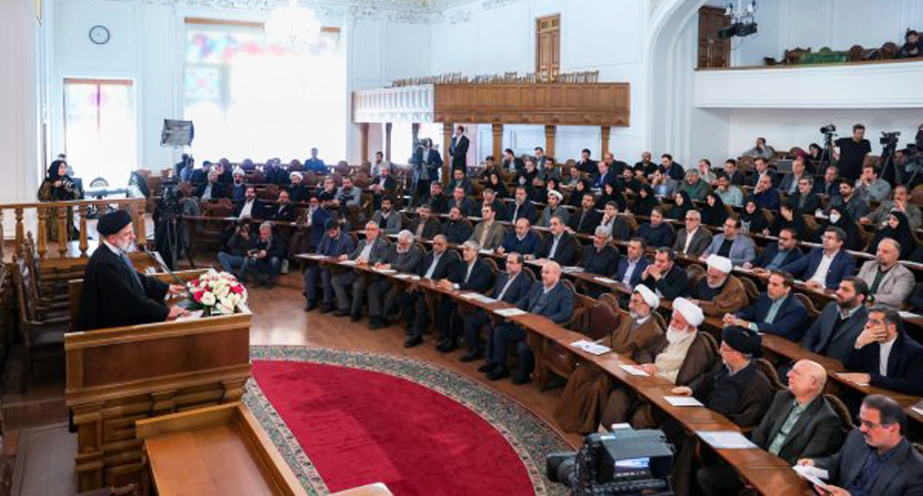 Fotoğraf Altı: Reisi ‘Yüksek Kültür Konseyi’ konulu bir konferansta konuştu. (IRANGOV)