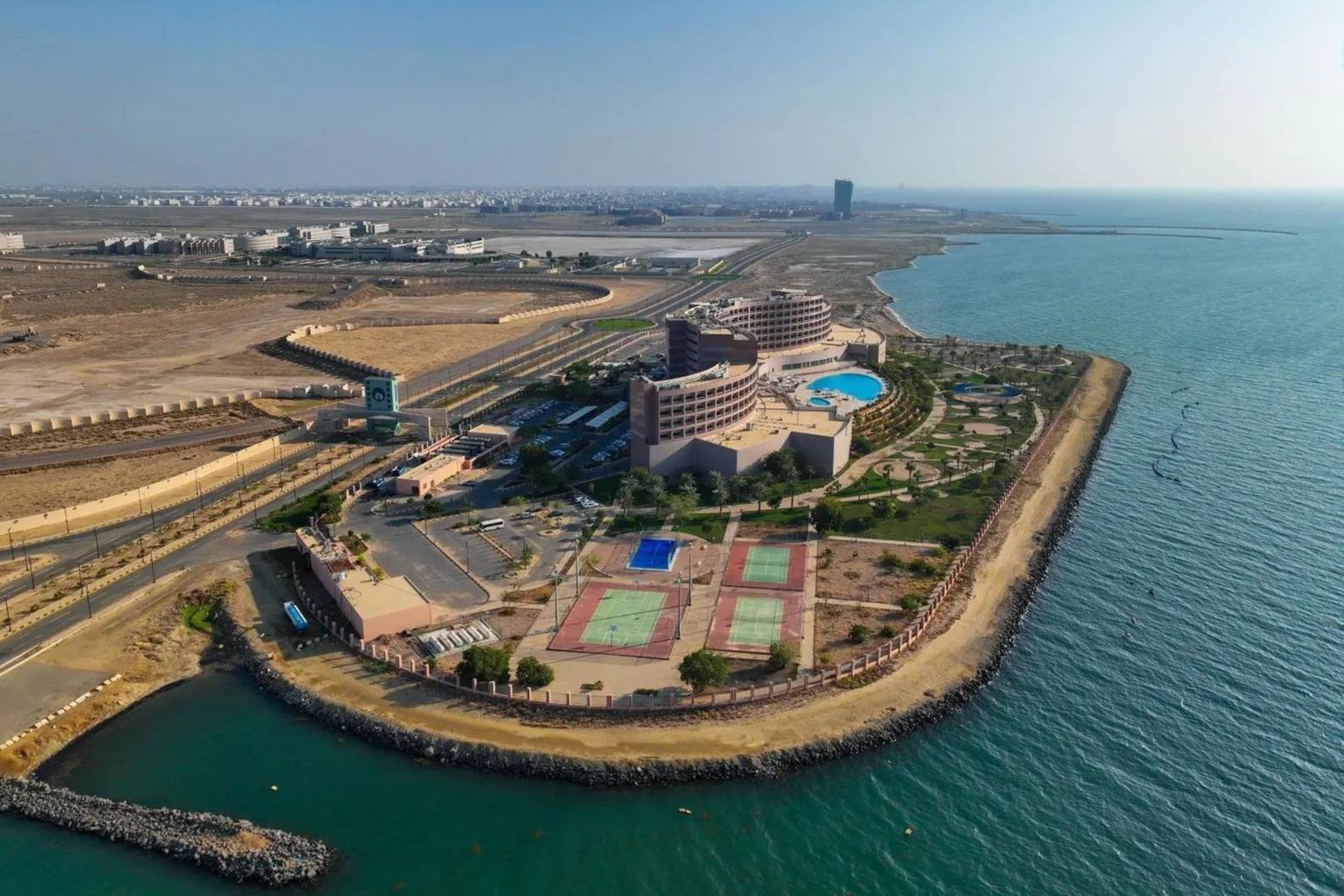  El-Huber’deki Mövenpick Tatil Köyü, Doğu Bölgesi sahillerindeki turistik destinasyonların cazibesini artırıyor. (SPA)