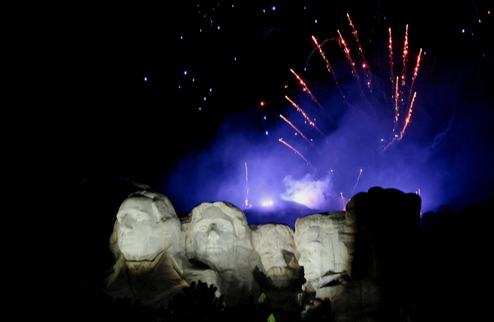  Güney Dakota'daki Keystone'da, ABD bağımsızlığının 250. yıldönümü kutlamaları sırasında Mount Rushmore'un tepesinde havai fişek gösterisi (Reuters)