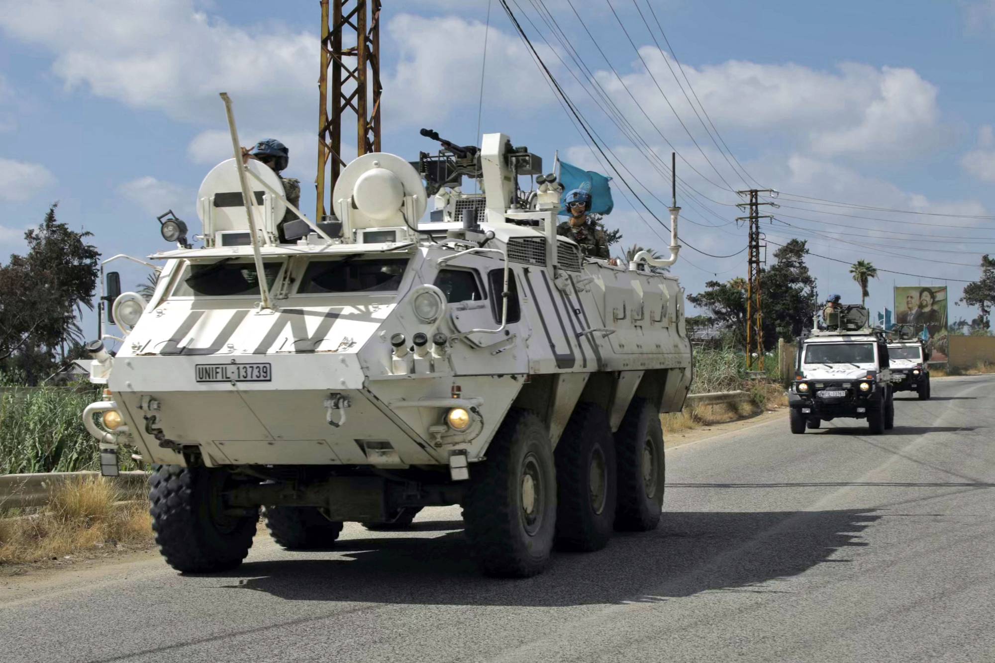 Lübnan'ın güneyindeki Tyre şehrinin güneyinde bulunan Mansouri kasabasında bir UNIFIL devriyesi (AFP)