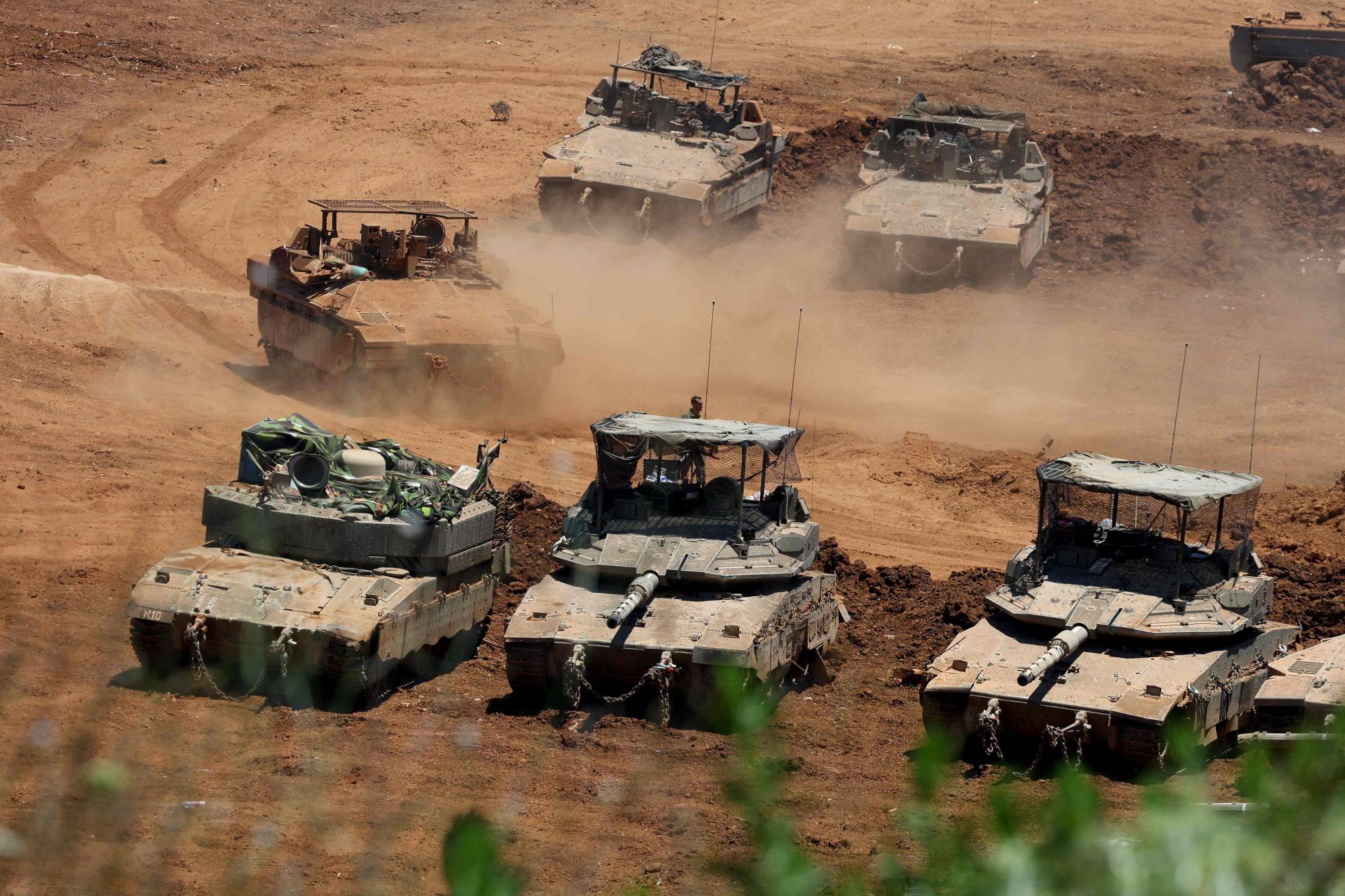 İsrail'in kuzeyindeki Yukarı Celile'den görülen İsrail tankları Lübnan toprakları içinde (AFP)