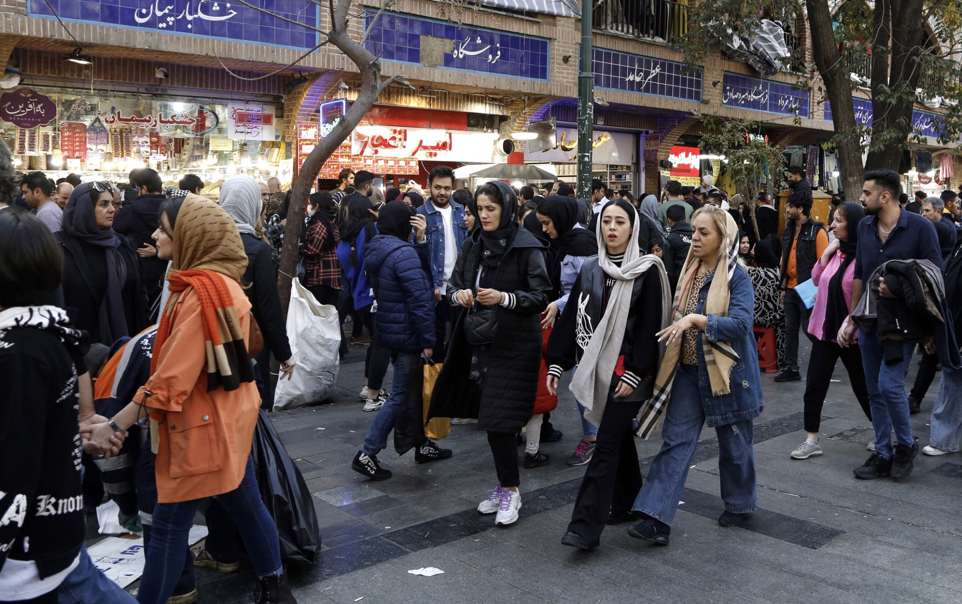 Foto: 30 Kasım’da Tahran’daki Büyük Pazar’da alışveriş yapanlar (EPA)