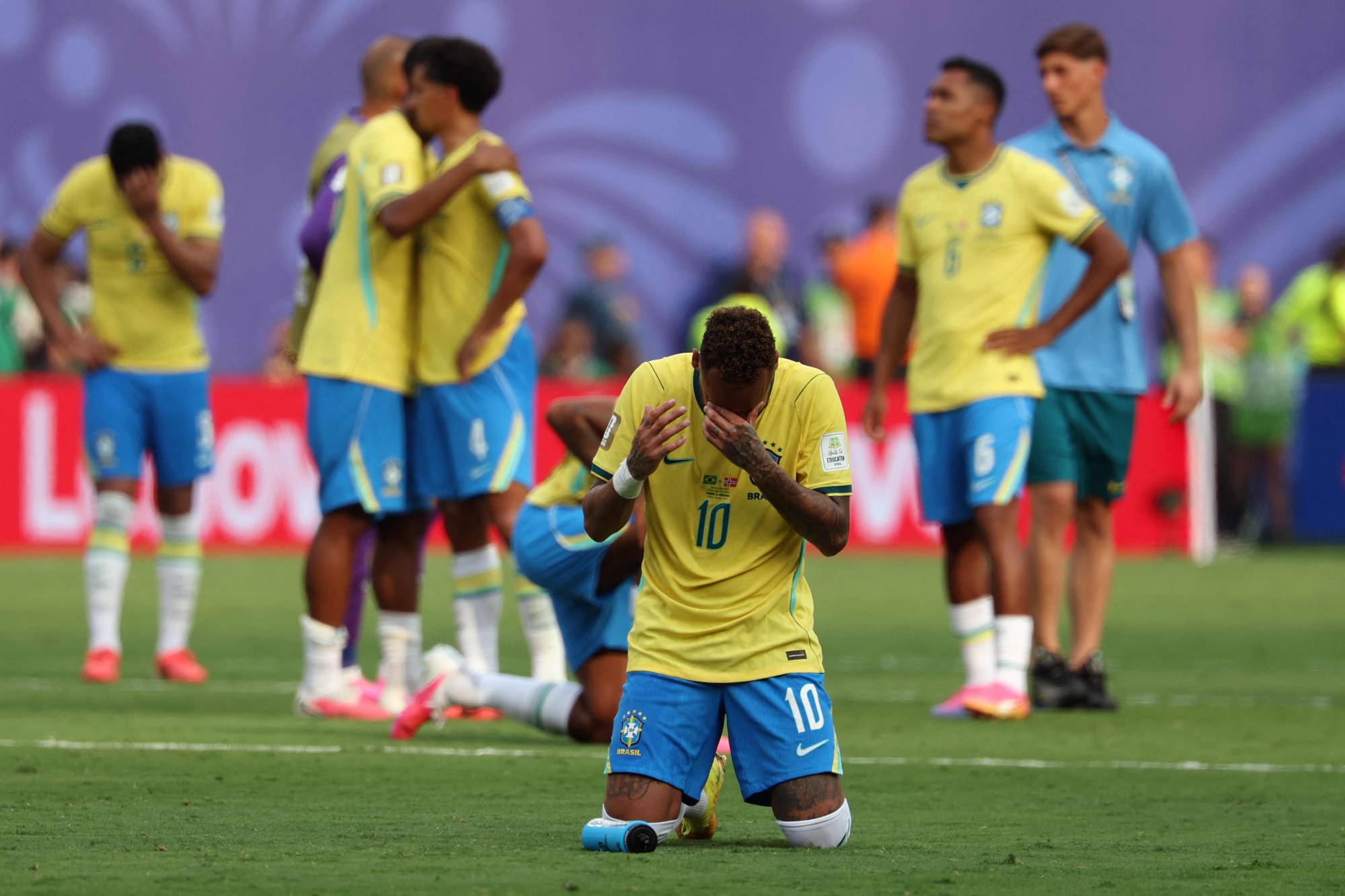 Neymar, Brezilya'nın 2026 Dünya Kupası son 16 turunda Norveç'e yenilmesinin ardından gözle görülür şekilde üzgün (AFP).