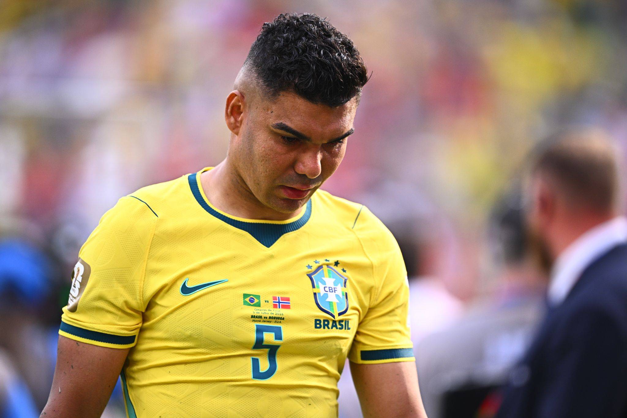 Casemiro, Brezilya'nın Norveç'e yenilmesinin ardından hayal kırıklığına uğramış görünüyor (DPA)