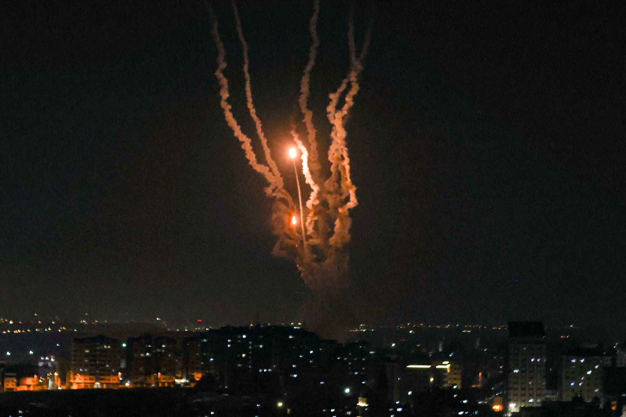 İsrail’in Demir Kubbe sistemi, Gazze’den fırlatılan roketleri engelliyor. (AFP)