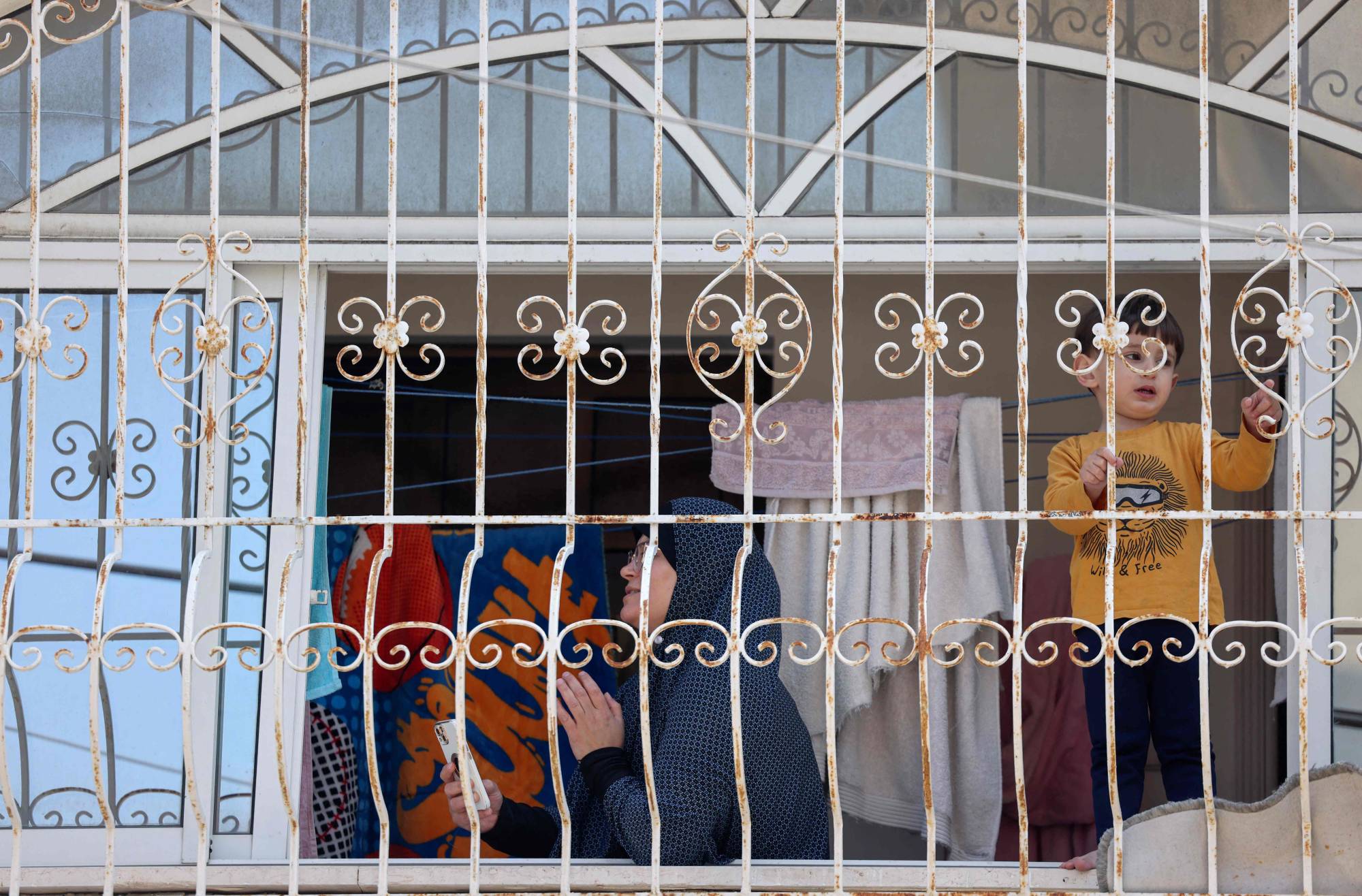 Fotoğraf Altı: İsrail’in Gazze’ye düzenlediği hava saldırısında yaşamını yitirenler için cenaze töreni düzenlendi. (AFP)