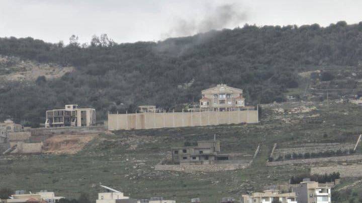 Lübnan'ın güneyindeki Ali Tahir ormanının bombalanması sonucu yükselen duman bulutları (Ulusal Haber Ajansı)