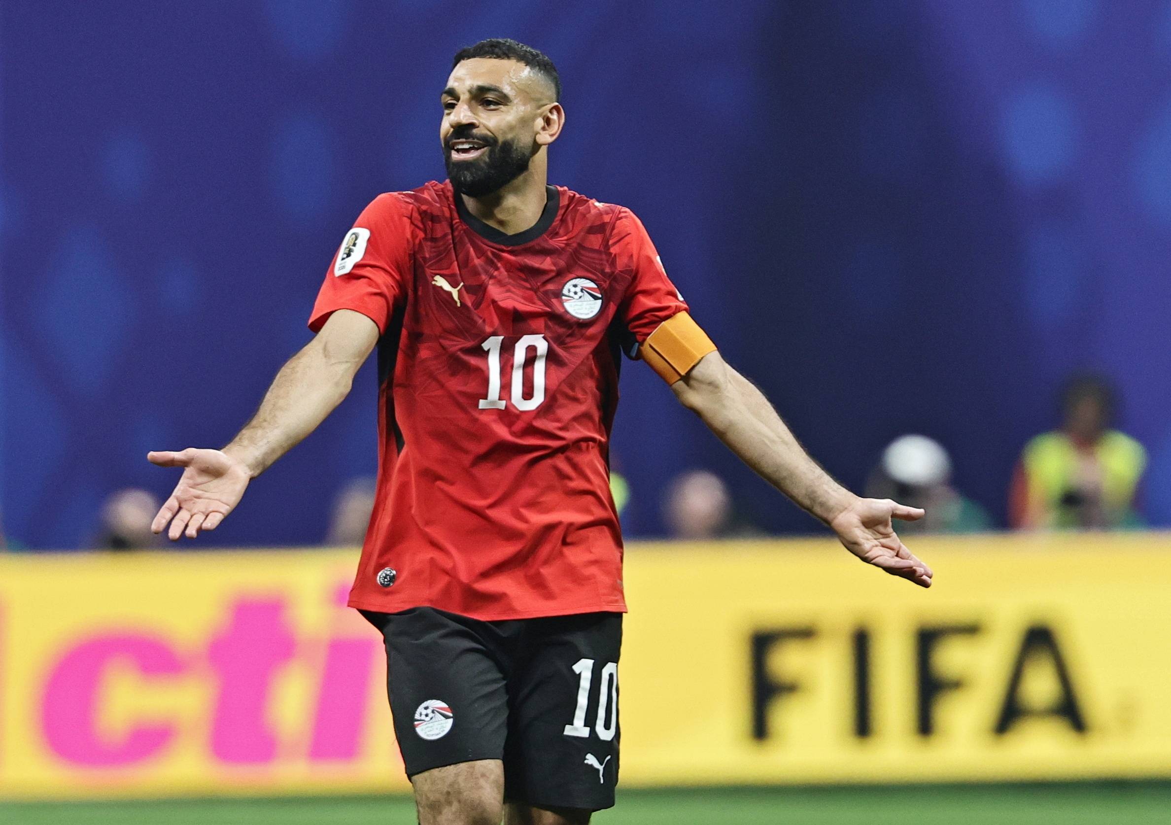  Mohamed Salah, Fransız hakemin kararlarına şaşkınlığını ifade ediyor (EPA)
