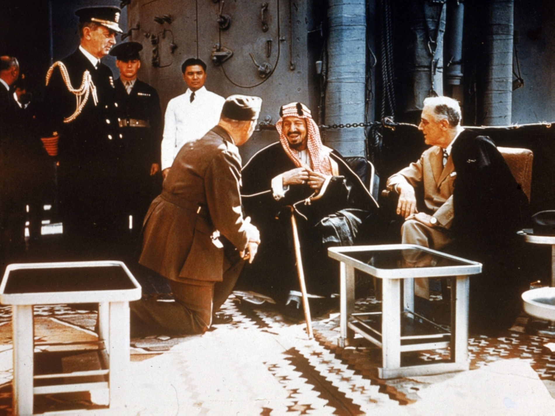 Fotoğraf Altı: Kral Abdülaziz bin Abdurrahman Âl-i Suud ile ABD Başkanı Franklin Roosevelt’in 14 Şubat 1945’te Mısır’da görüşme gerçekleştirdi. (Getty Images)