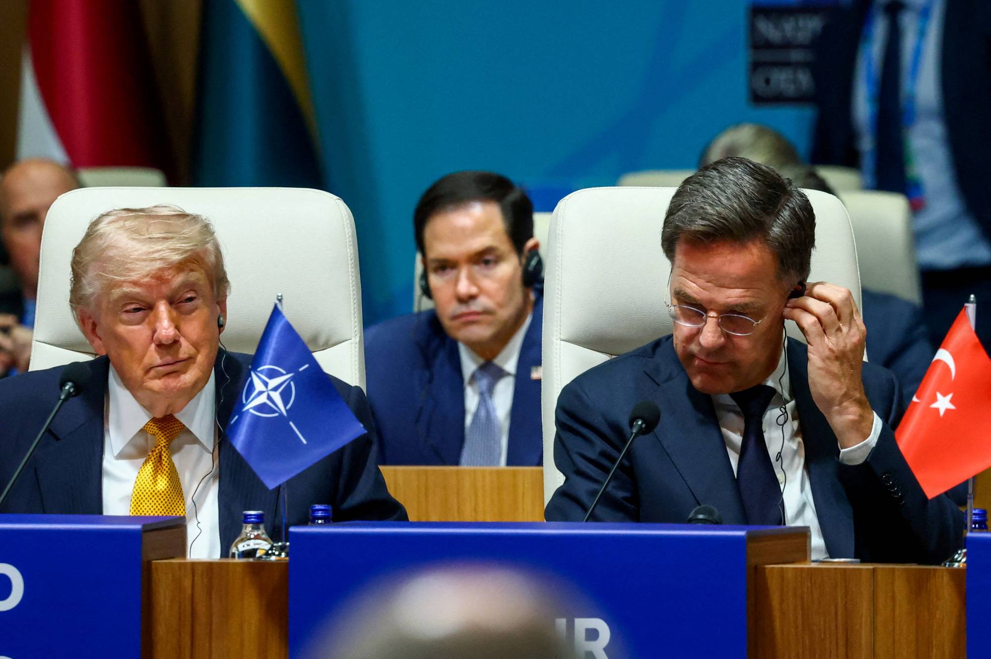 Ankara’da düzenlenen NATO Zirvesi sırasında yan yana oturan ABD Başkanı Donald Trump ve NATO Genel Sekreteri Mark Rutte... Arka planda ABD Dışişleri Bakanı Marco Rubio görülüyor. (Reuters)