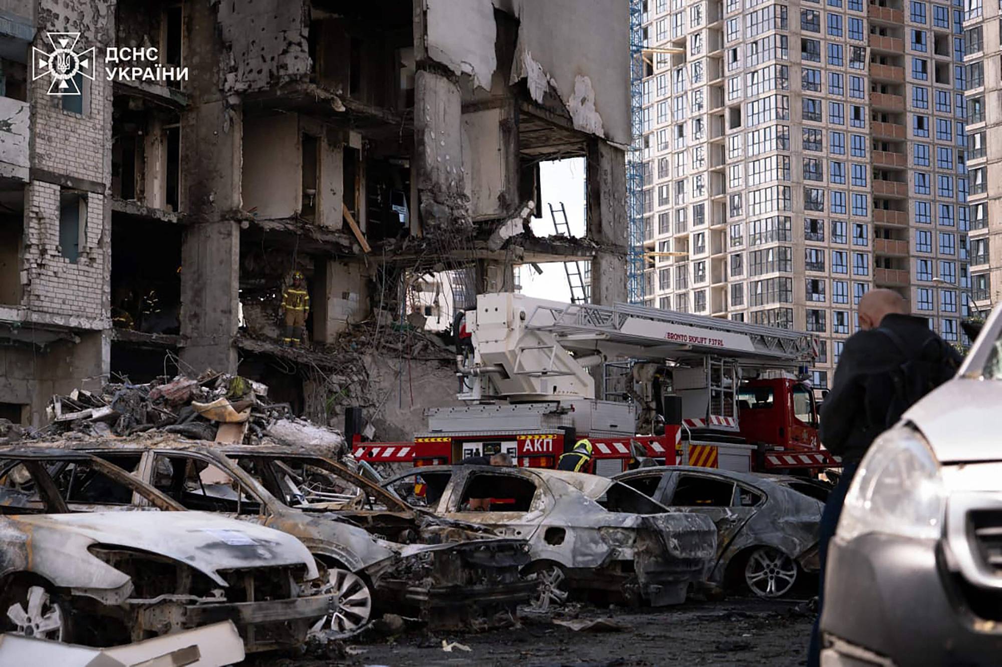 Rus bombardımanı sonucu Kiev’deki bir yerleşim bölgesinde meydana gelen yıkım (AFP)