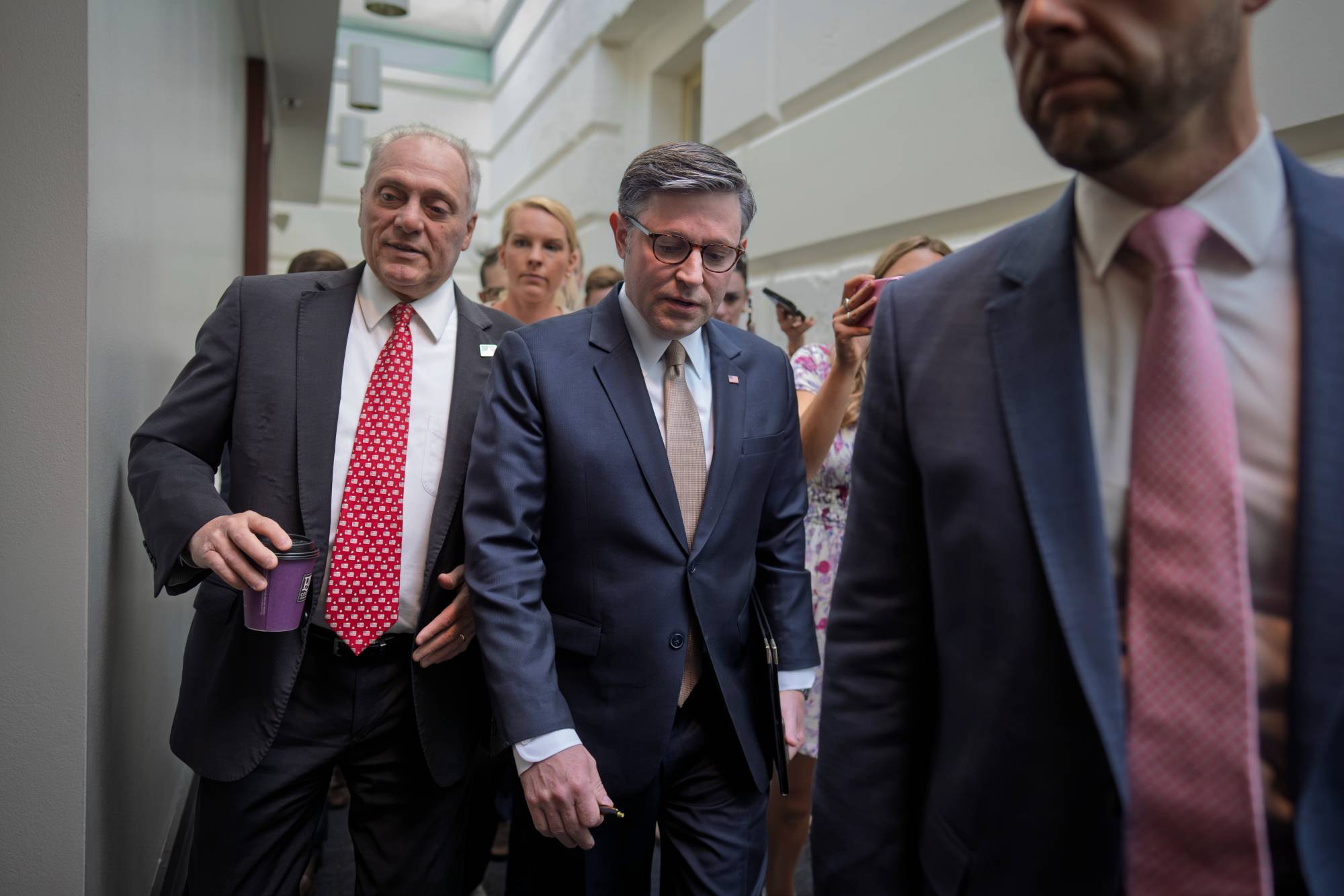 Temsilciler Meclisi Çoğunluk Lideri Steve Scalise (solda) ile Temsilciler Meclisi Başkanı Mike Johnson, 30 Haziran'da Kongre Binası'nda (Capitol) görüntülendi, (AP)